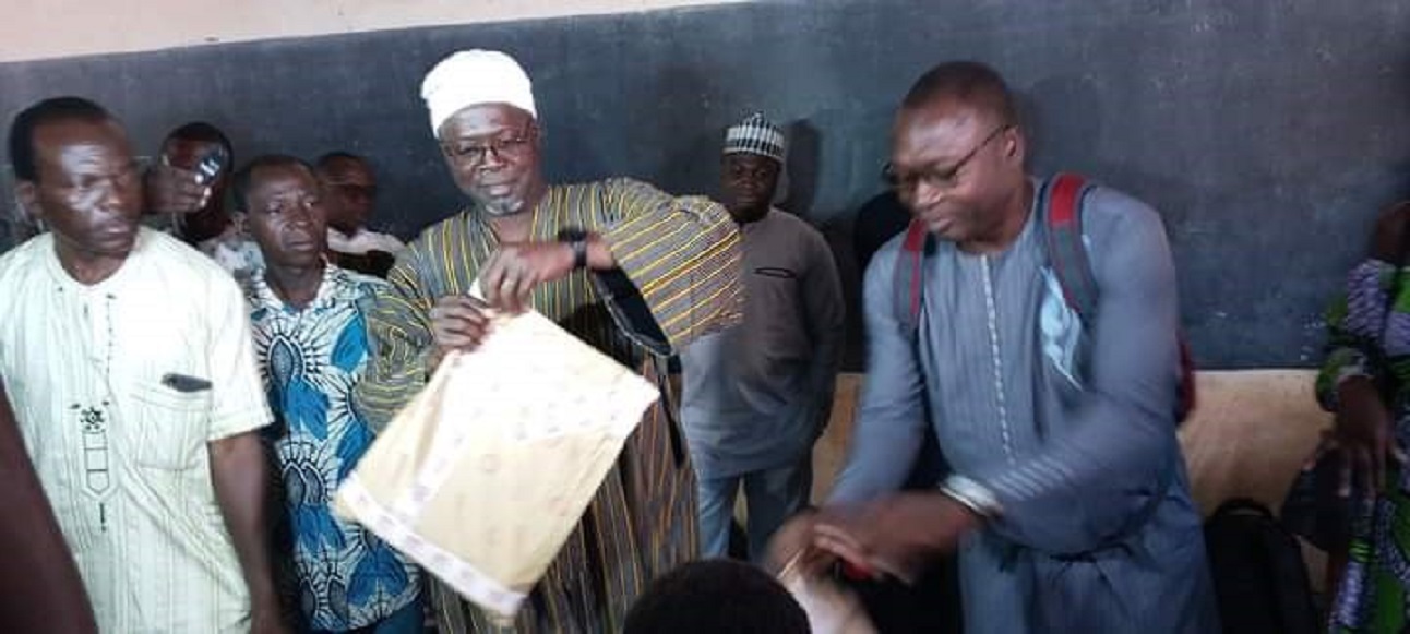 Le maire de Parakou procédant à l’ouverture de  l’enveloppe de la première épreuve