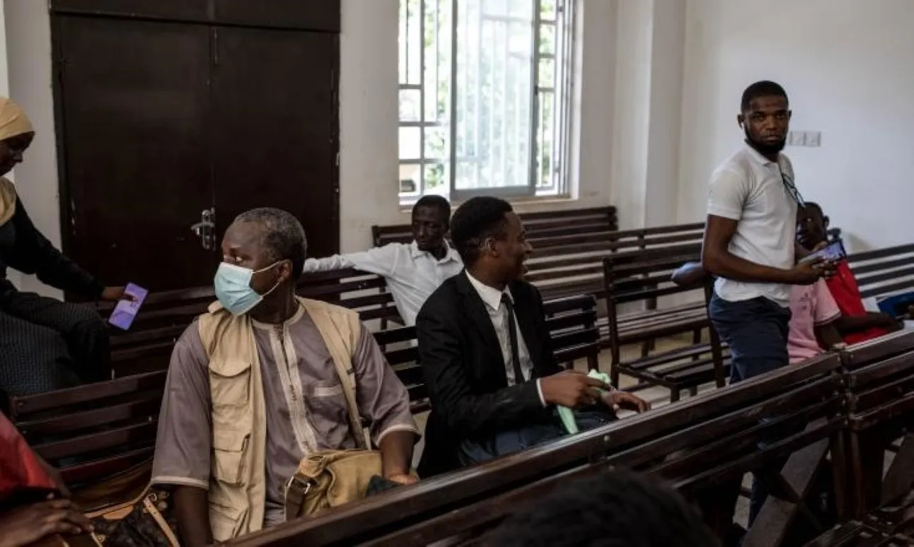 Des participants arrivent à la Haute Cour de Banjul