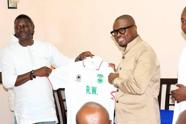 Romuald Wadagni recevant un maillot des mains de Labiou Amadou Djibril