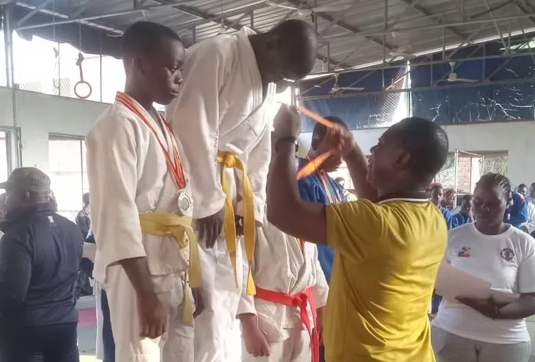 Bonaventure Codjia, directeur du Sport d’Elite remettant  les médailles aux meilleurs athlètes