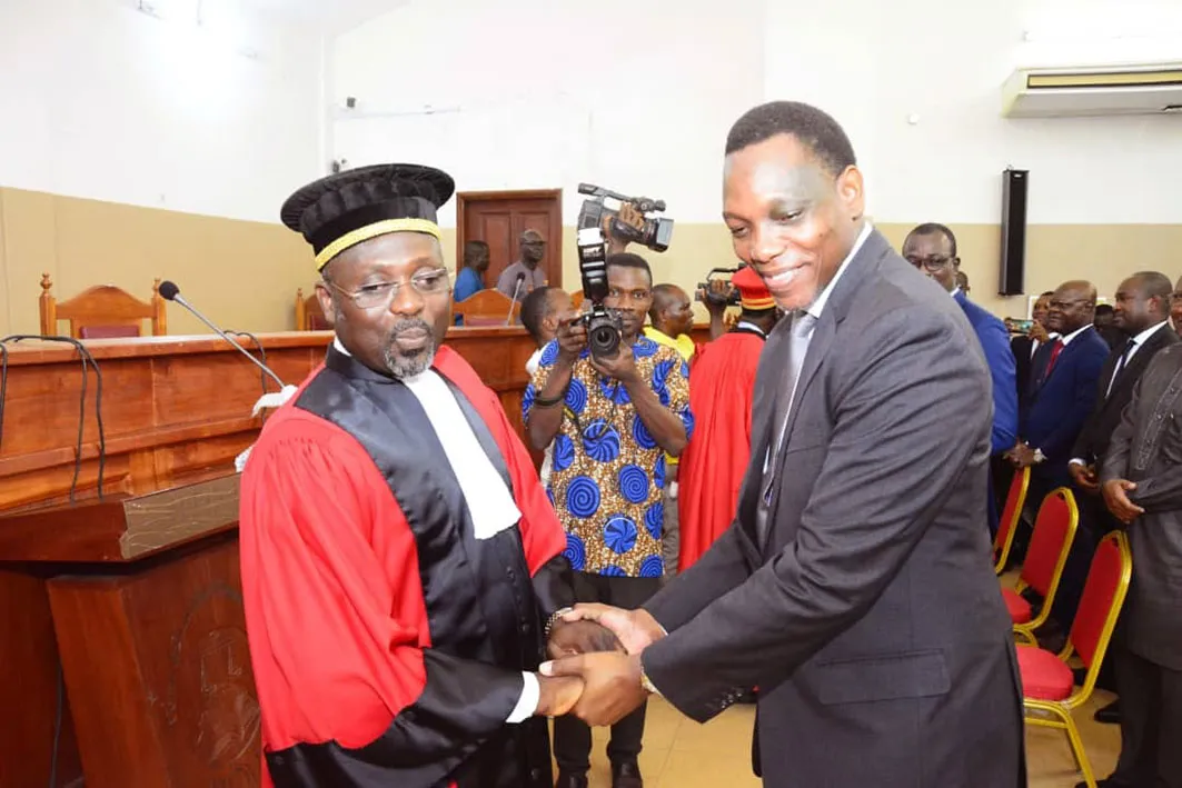 Le premier président de la Cour d'appel de commerce de Cotonou reçoit les  encouragements du Garde des sceaux