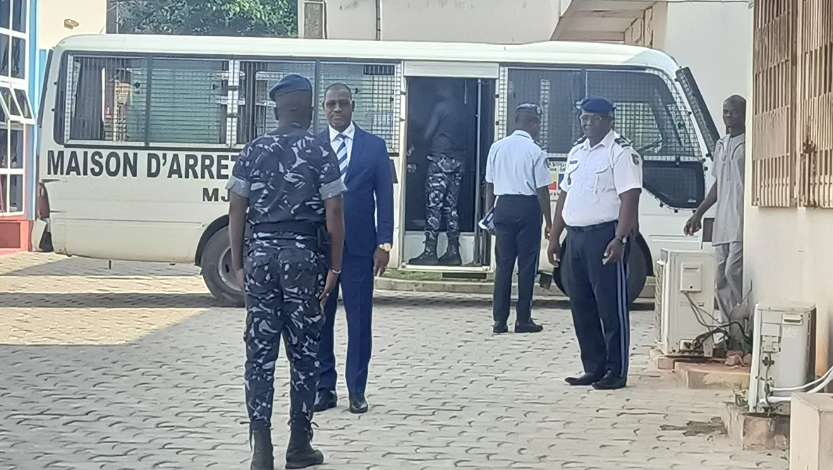 Le président Albert Pascal Agboton recevant les honneurs militaires