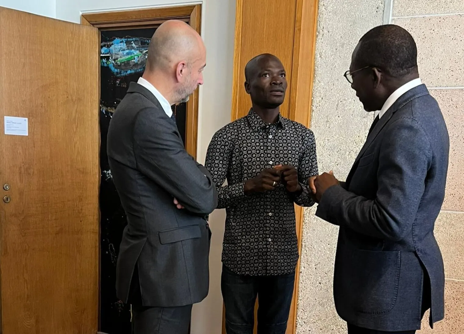 Le chef de l’Etat échangeant avec l’artiste-peintre  Thierry Oussou