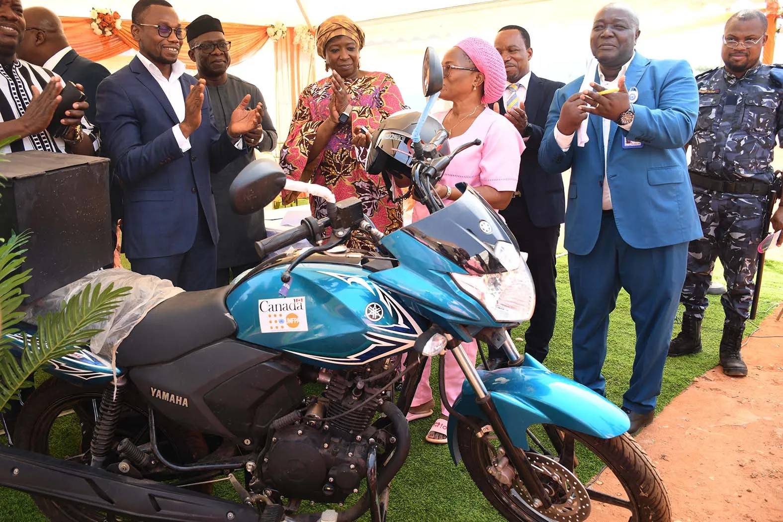 Dr Diene Keita et Prof Benjamin Hounkpatin remettant un échantillon des équipements médico-techniques et consommables aux bénéficiaires