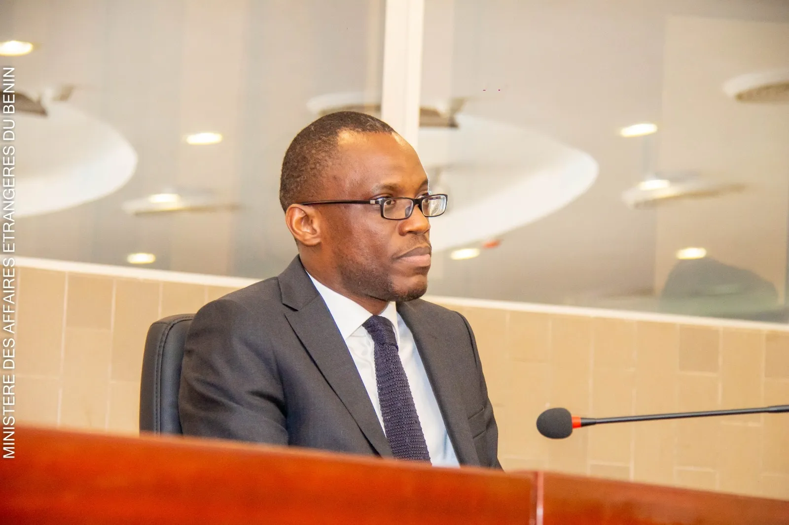 Le ministre des Affaires étrangères (à gauche) et le secrétaire général  représentant le personnel