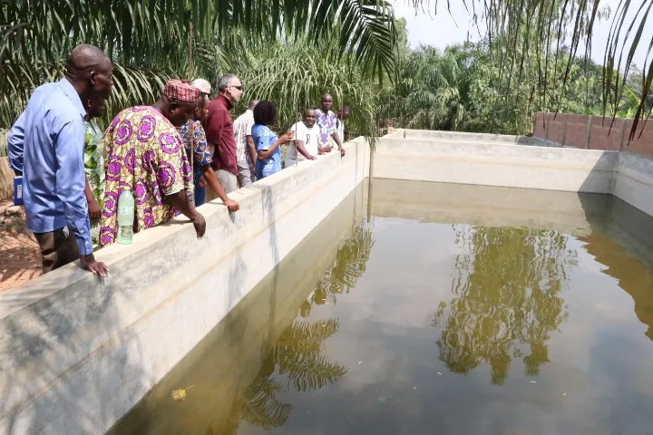 La délégation de l’Afd dans une ferme piscicole à Covè