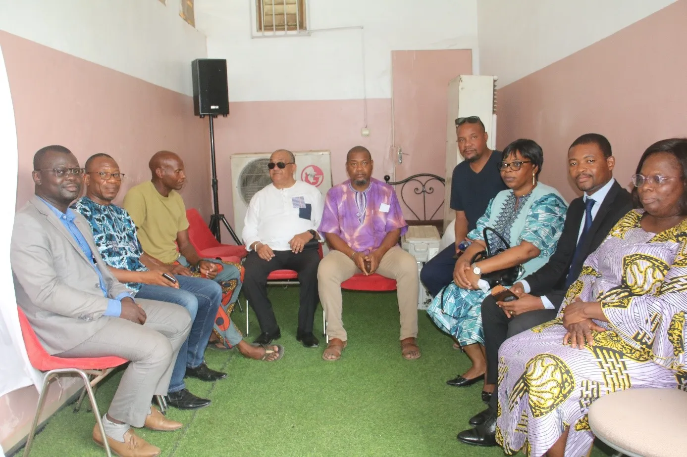 La délégation de l’Onip et la famille Carlos lors de la présentation des condoléances