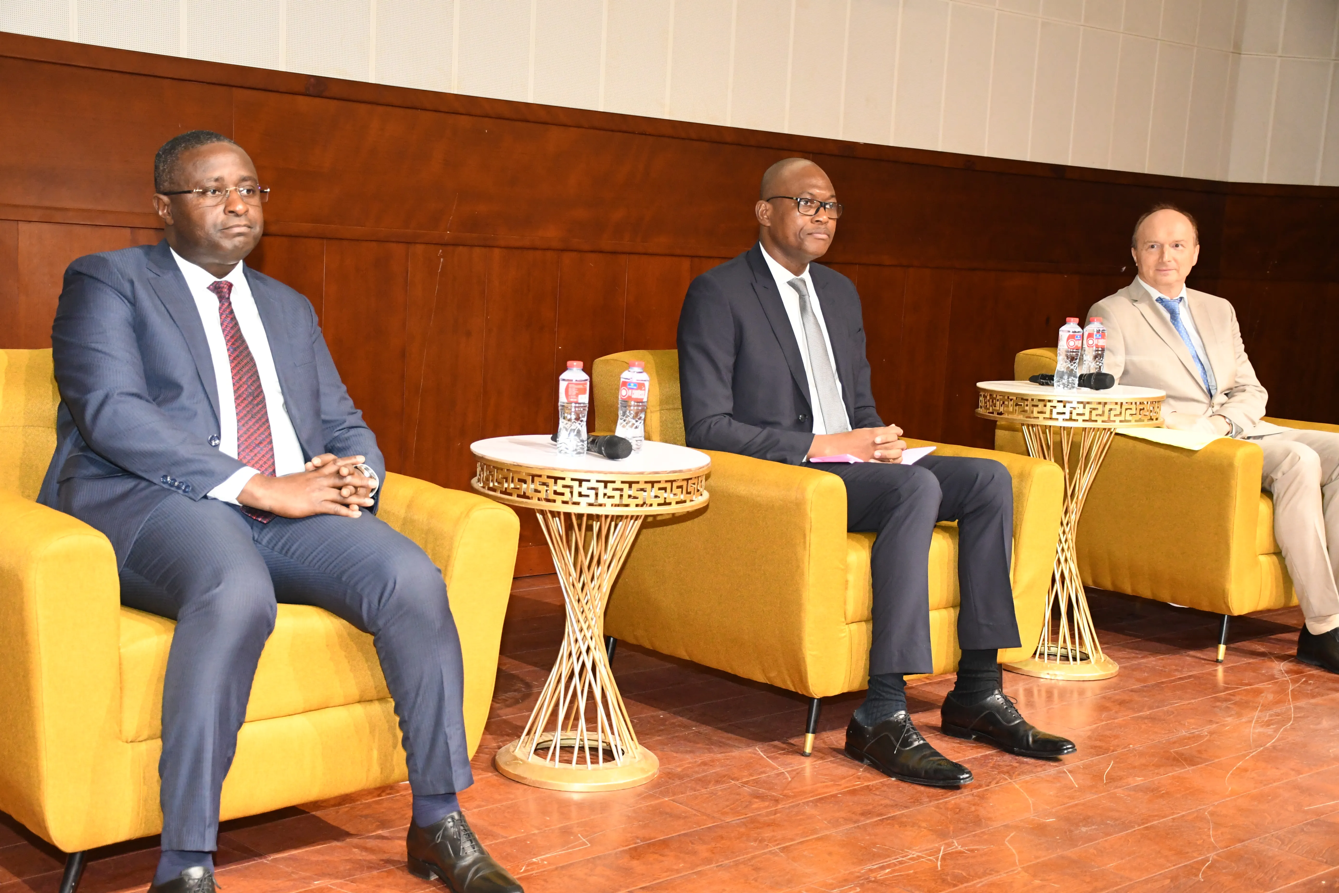 Les officiels procédant au lancement du Plan global de réforme...