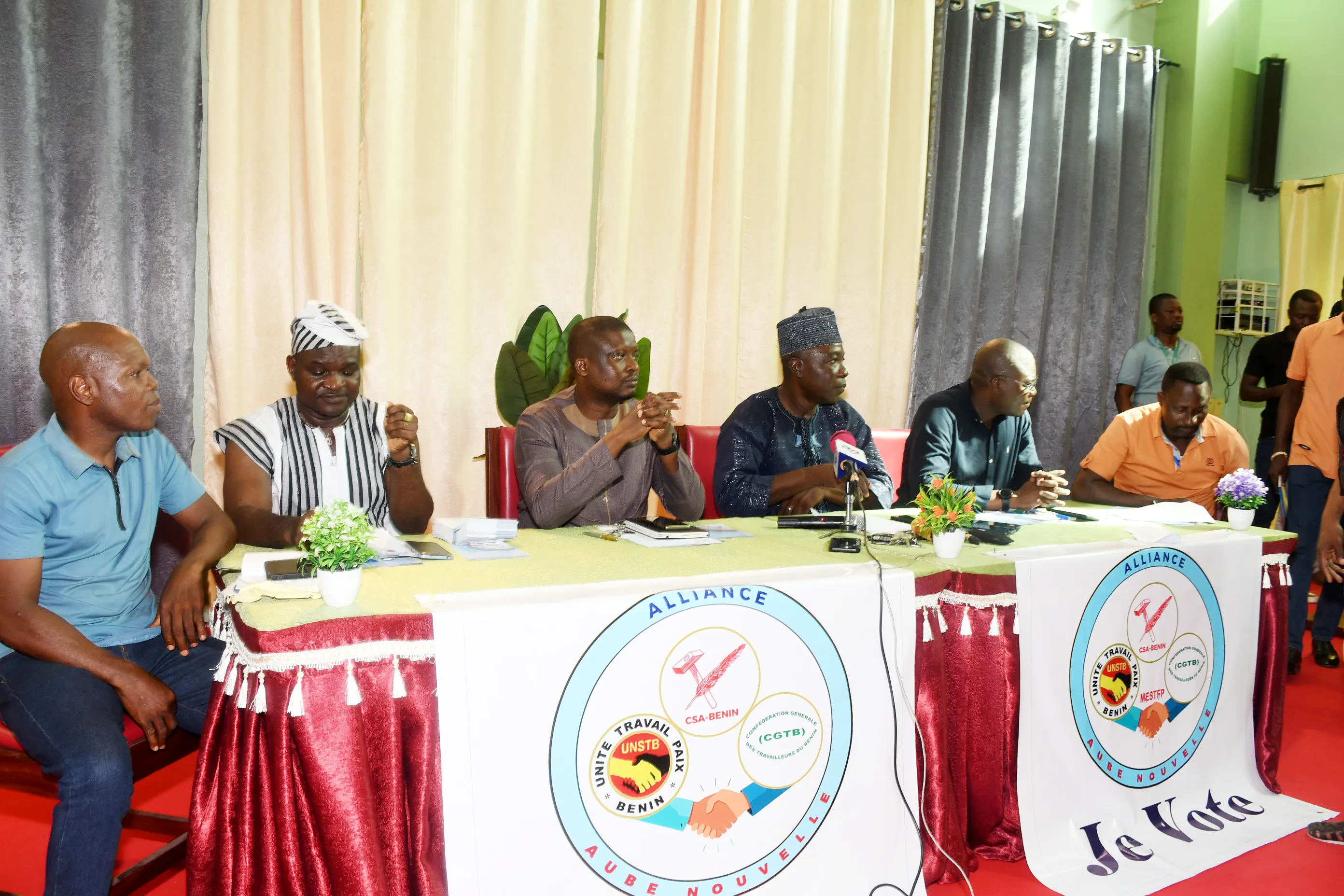 Les secrétaires généraux des trois centrales et confédérations syndicales procédant au  lancement officiel de la campagne électorale