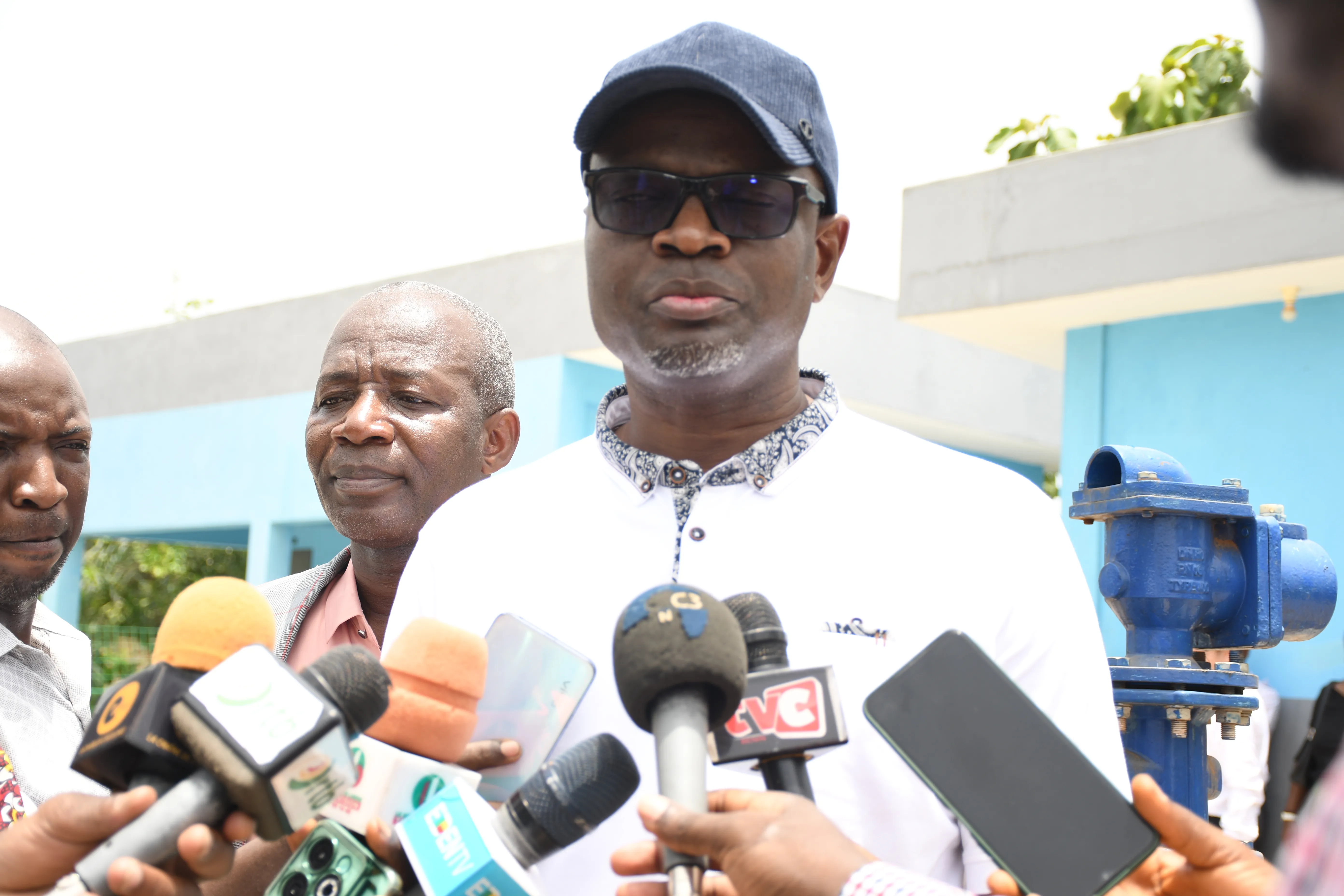 Le ministre Séidou Adambi visitant un chantier...