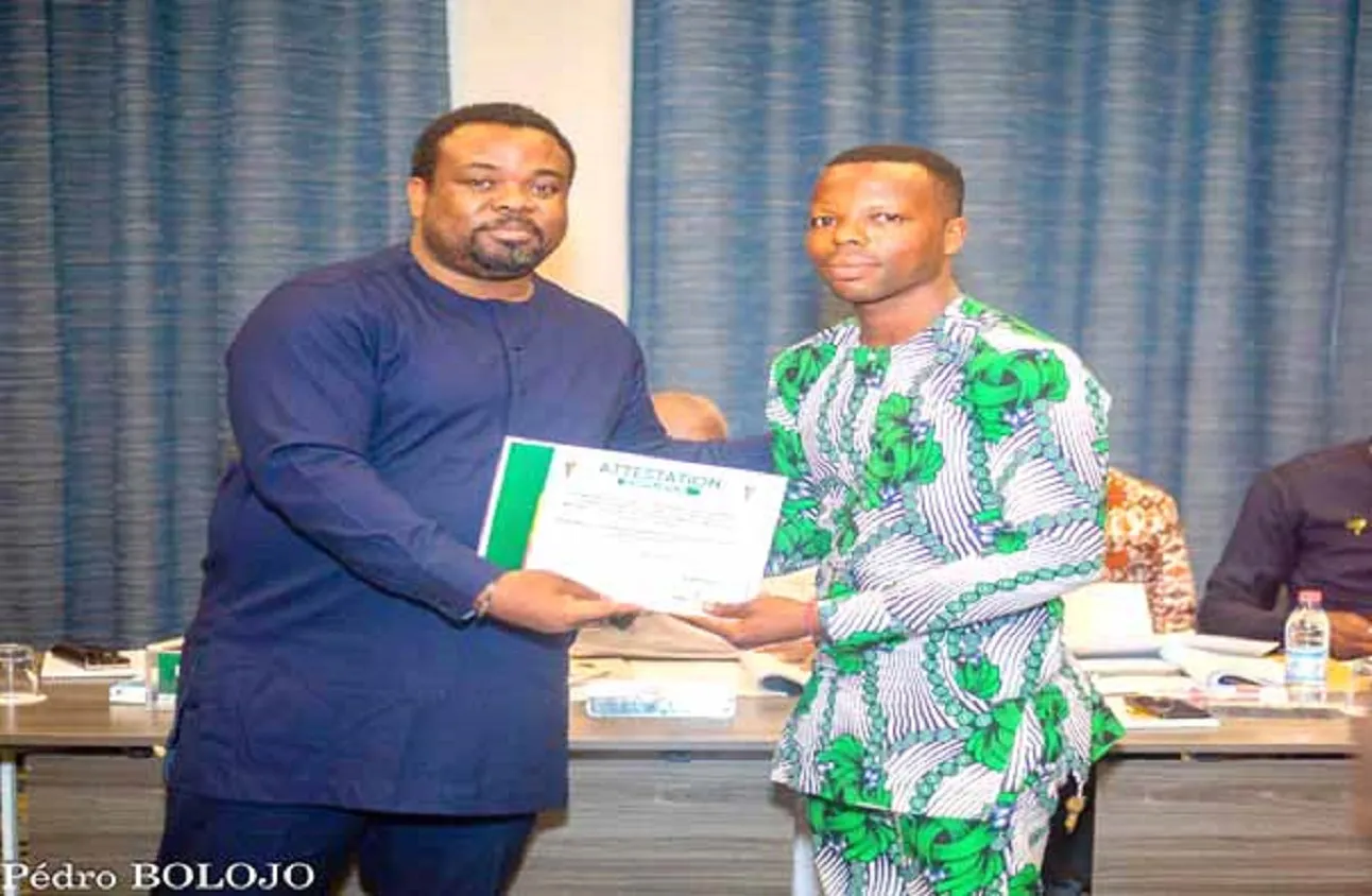 Le président Sidikou Karimou remettant l’attestation  à l’un des bénéficiaires