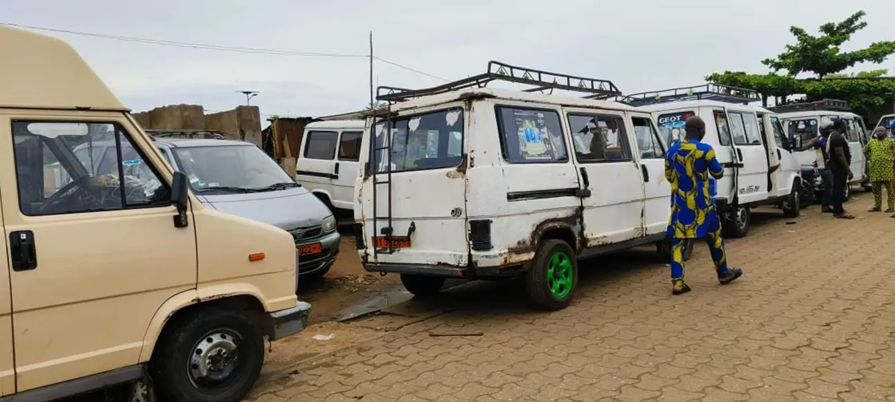 Les mini bus immobilisés sur la Gare routière  centrale de Porto-Novo