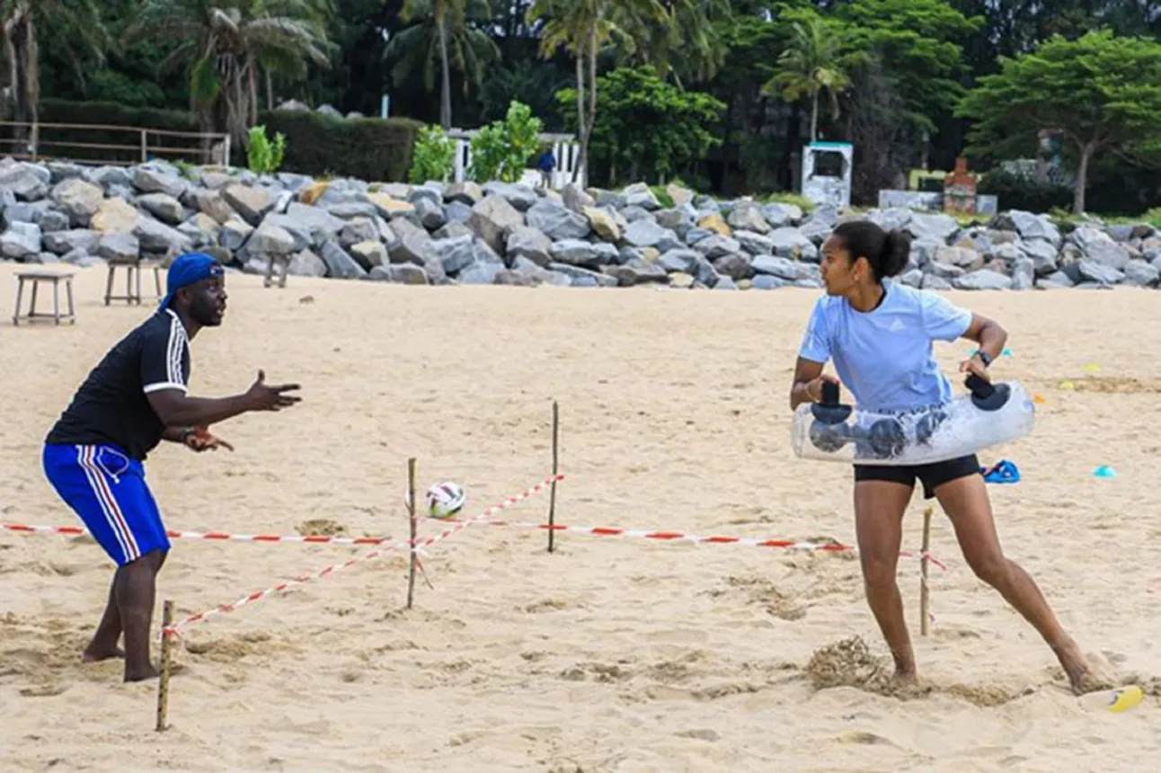 La Française Wendie Renard et son préparateur physique personnel, Raphael Guinguincoin  en plein exercice à la place El Dorado