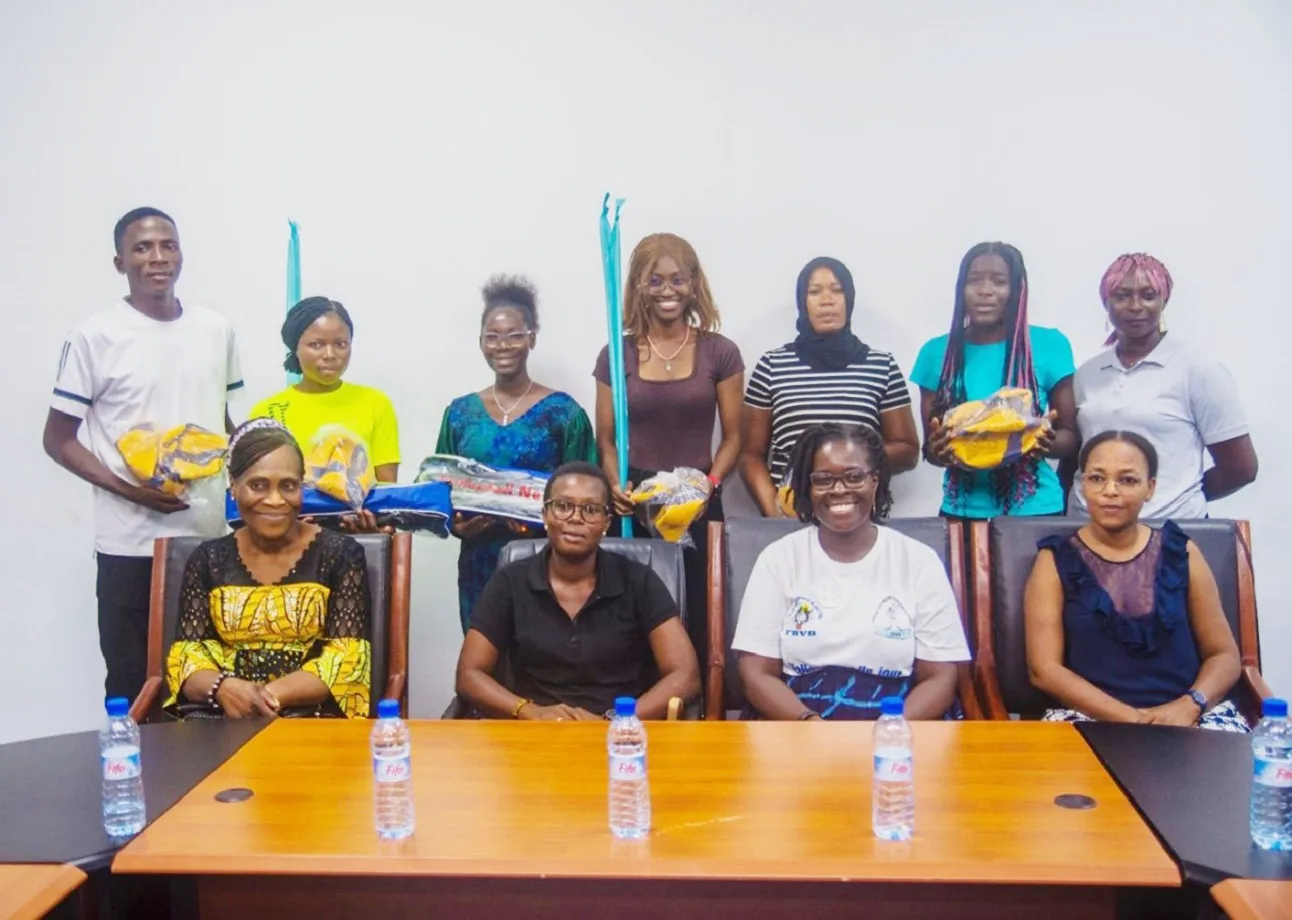 Photo de famille au terme de la cérémonie de restitution de l’initiative « les dadas du volleyball »