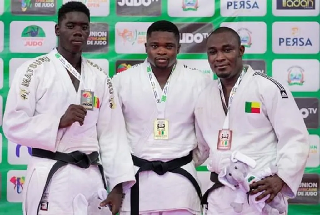Le judoka béninois Celtus Dossou-Yovo (extrême droite) sur  le podium dans sa catégorie