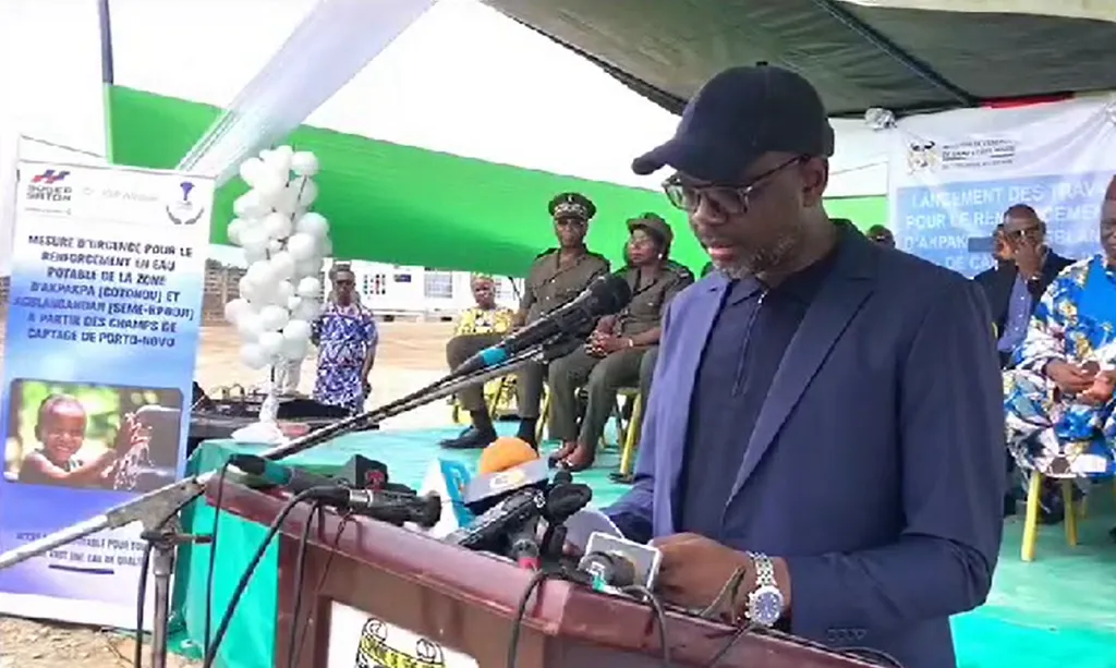 Le ministre en charge de l’Eau Samou Adambi précise que grâce à ce projet, le gouvernement entend pallier les diffi cultés d’accès à l’eau dans les localités indiquées