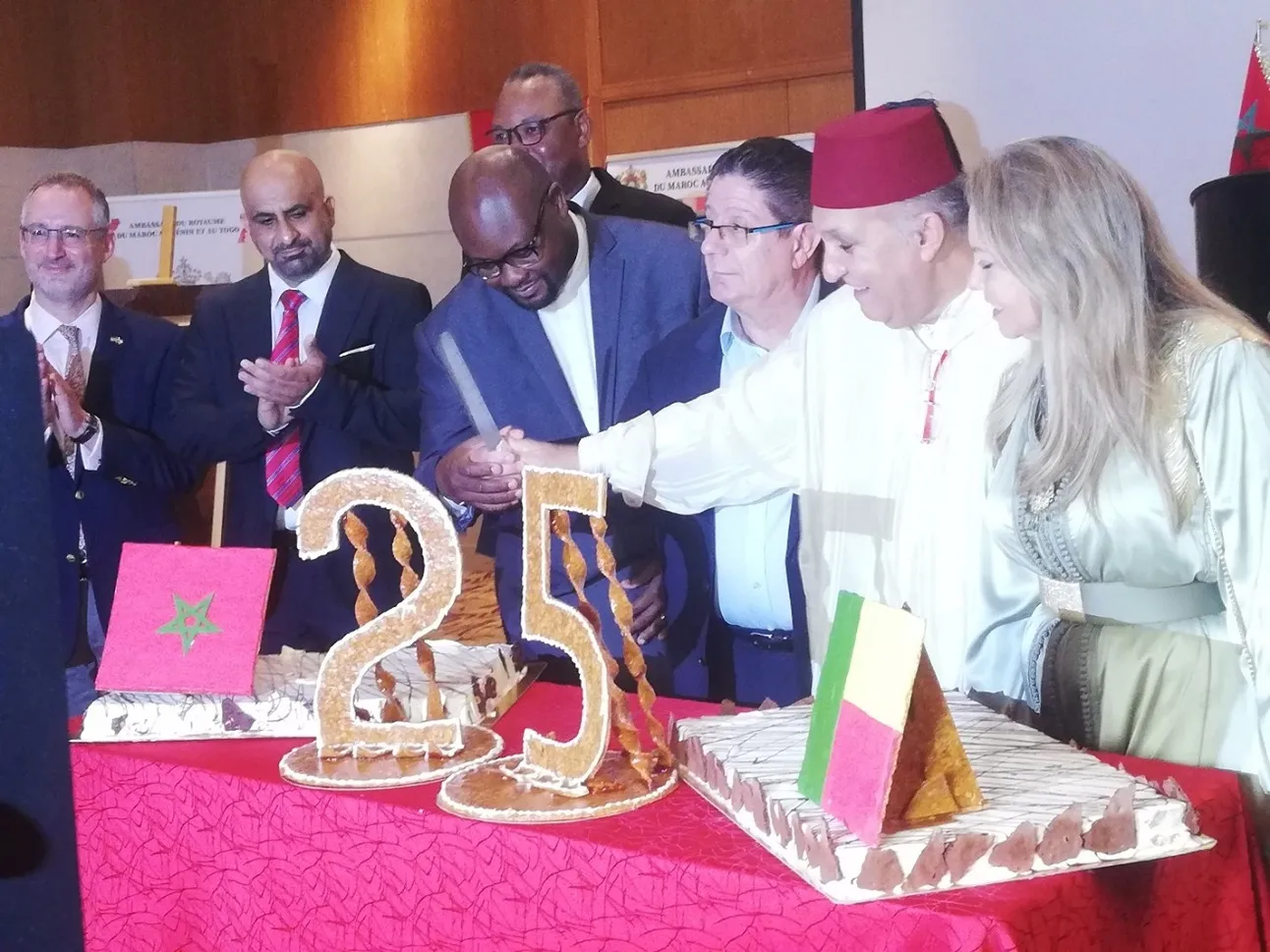 Les autorités procédant à la coupure du gâteau marquant les 25 ans d’intronisation du Roi Mohammed VI