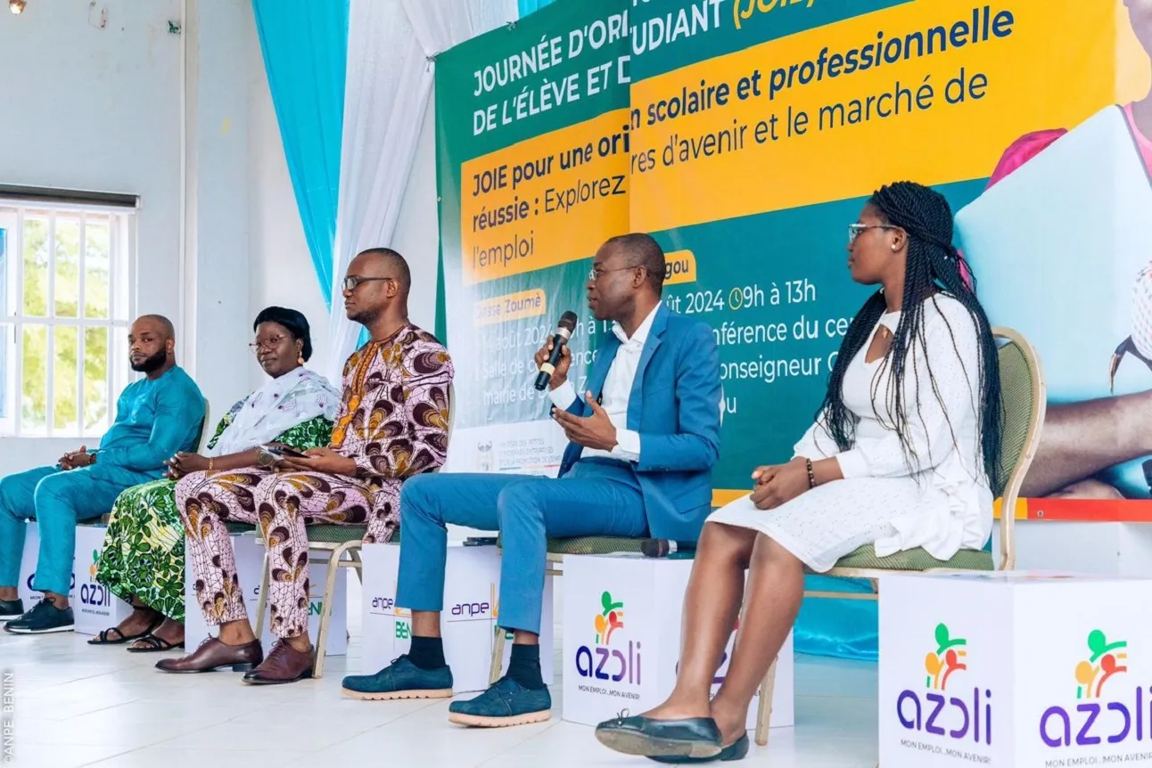 Le directeur général de l'Anpe et les panélistes entretenant les participants