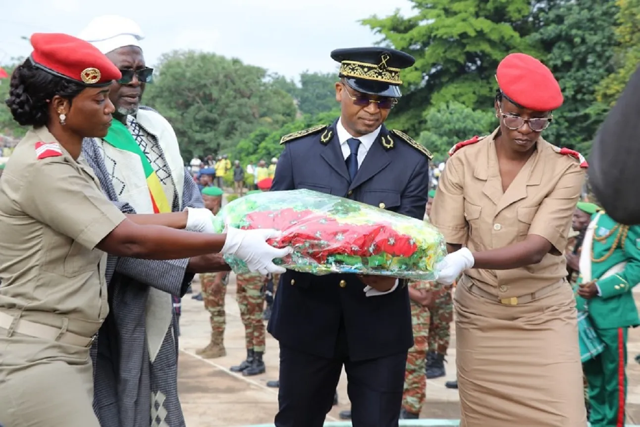 Le préfet du Borgou, Djibril Mama Cissé, s’apprêtant à procéder à la cérémonie de dépôt de gerbe en compagnie du  maire Inoussa Chabi Zimé
