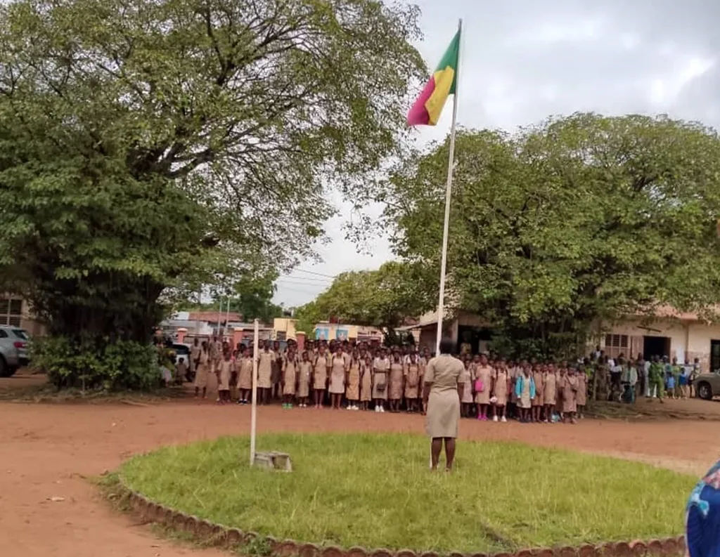Le premier cérémonial des couleurs annonçant la reprise de  cours au Lycée Toffa 1er de Porto-Novo