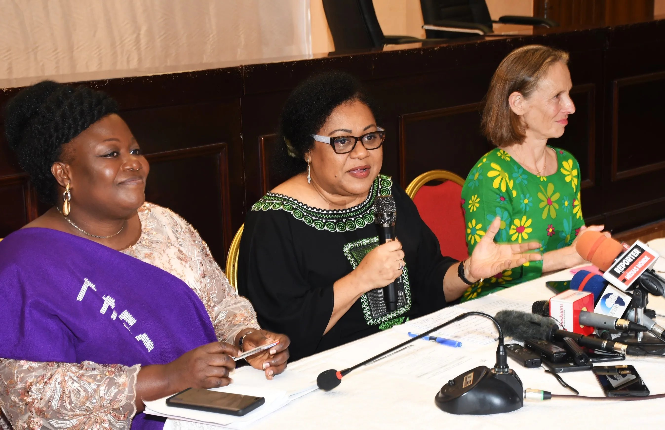 La ministre des Affaires sociales entretenant les femmes....