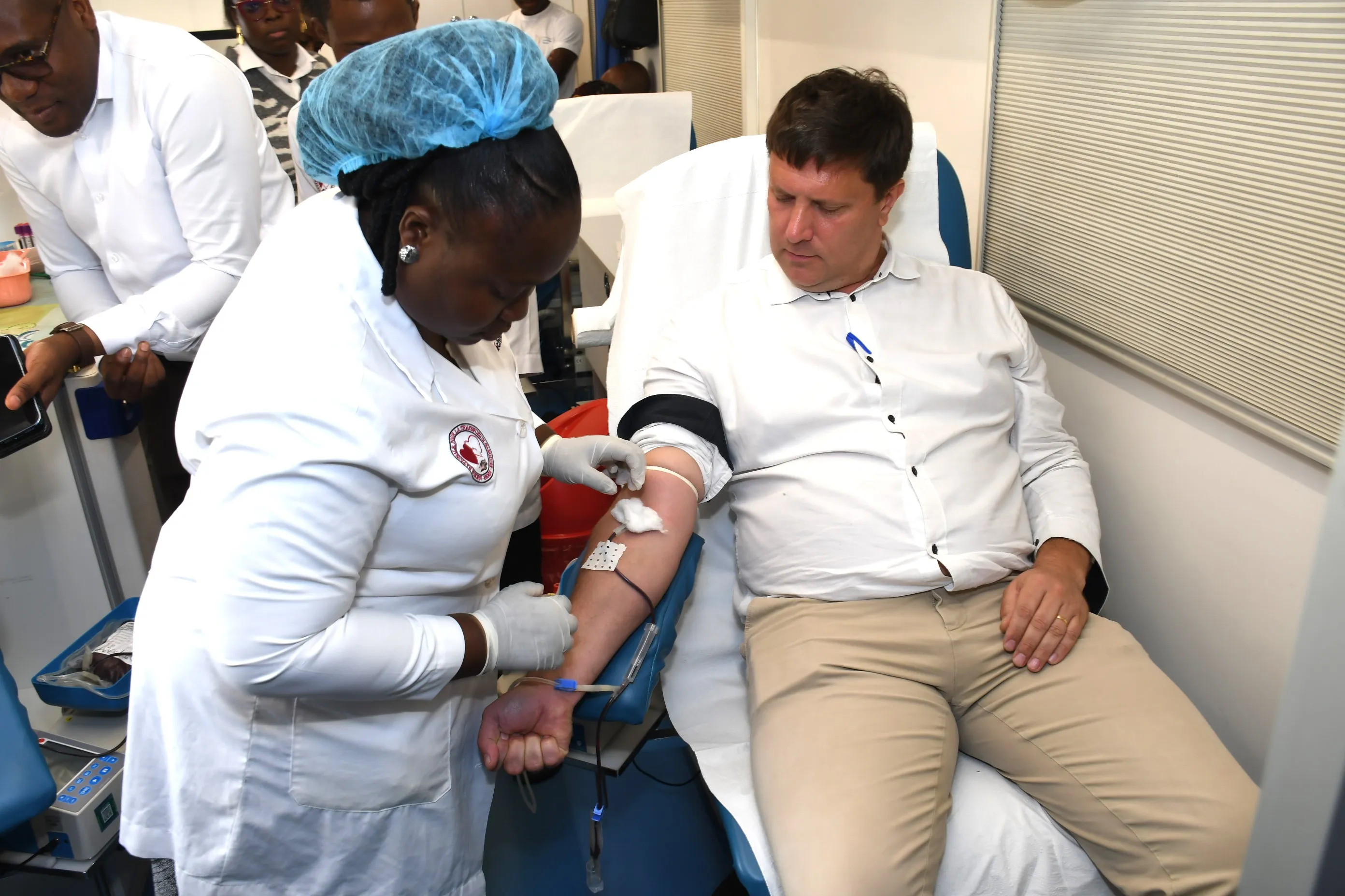 Bart Van Eenoo, directeur général du Port autonome de Cotonou, donnant de son sang