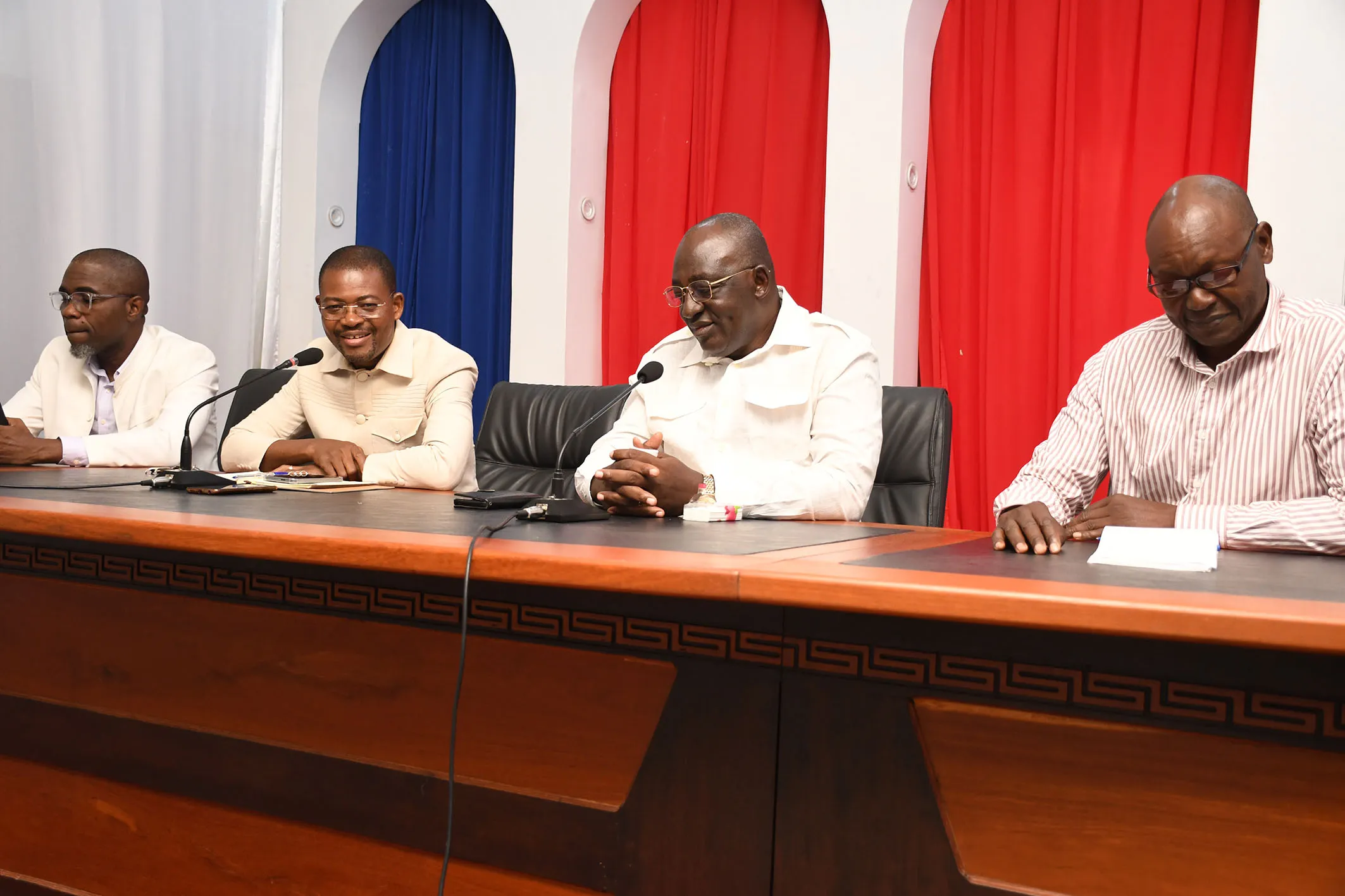 Le président du Haut conseil de la Communication (2e à partir de la droite) lors de la séance de travail à la salle de conférence de l’office, partageant ses préoccupations, objet de la visite, avec ses hôtes