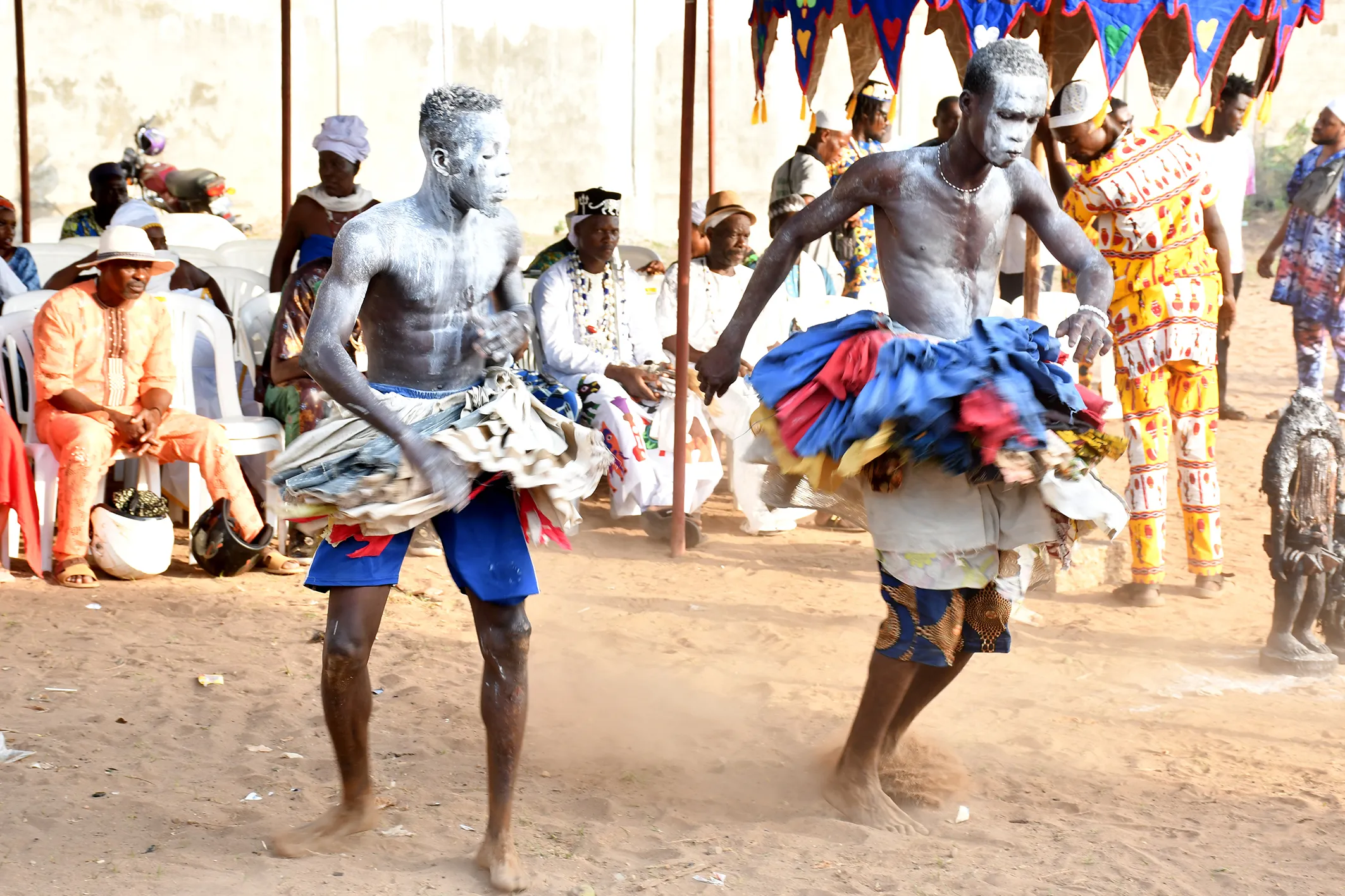 Parades de vodunsis Gambada à la place Mandja
