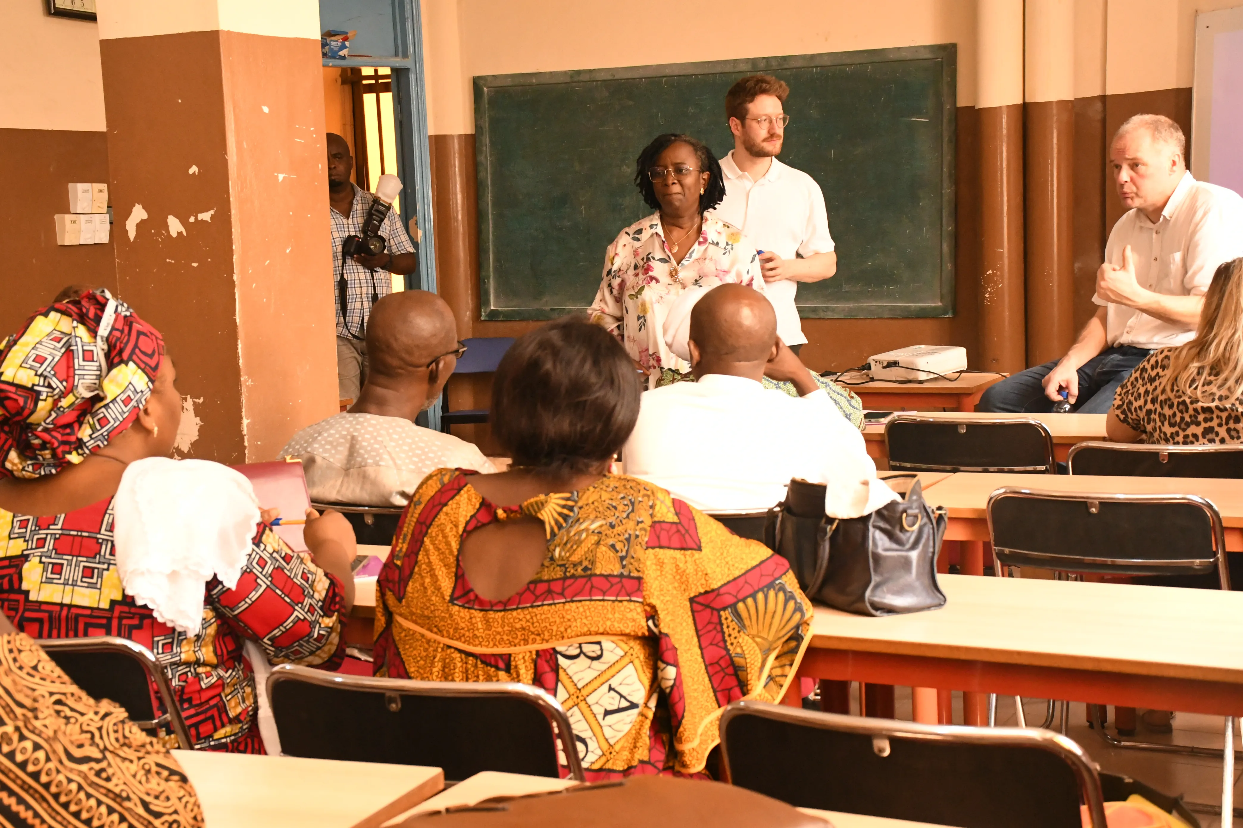 La délégation de Junia et la directrice du Cpms échangeant avec les parents d’étudiants à Cotonou
