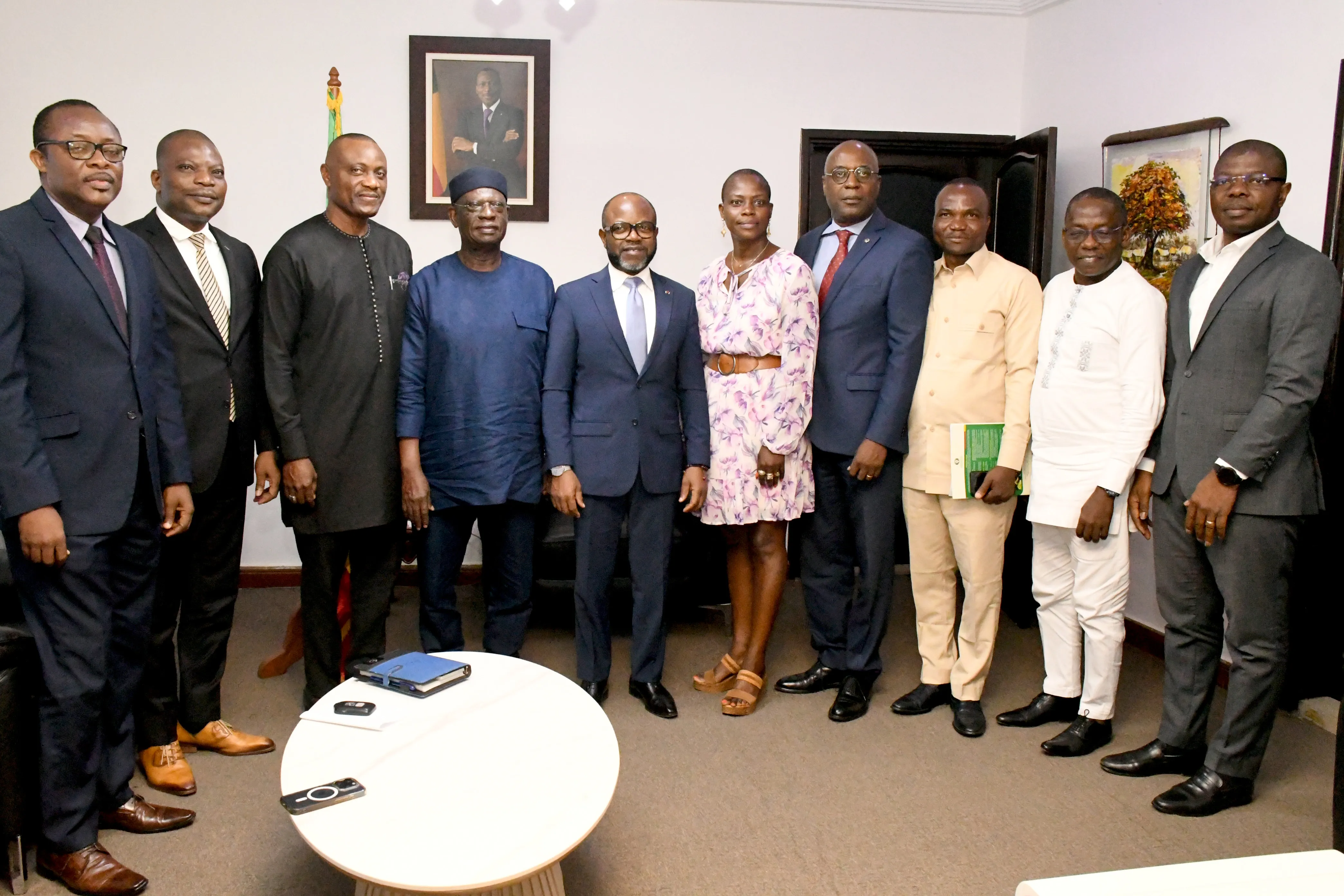 Le président du Ces au milieu de la délégation du Coneb