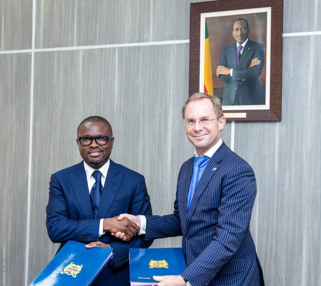 Échange de parapheurs officialisant le financement en faveur du développement portuaire et de l'égalité des genres.