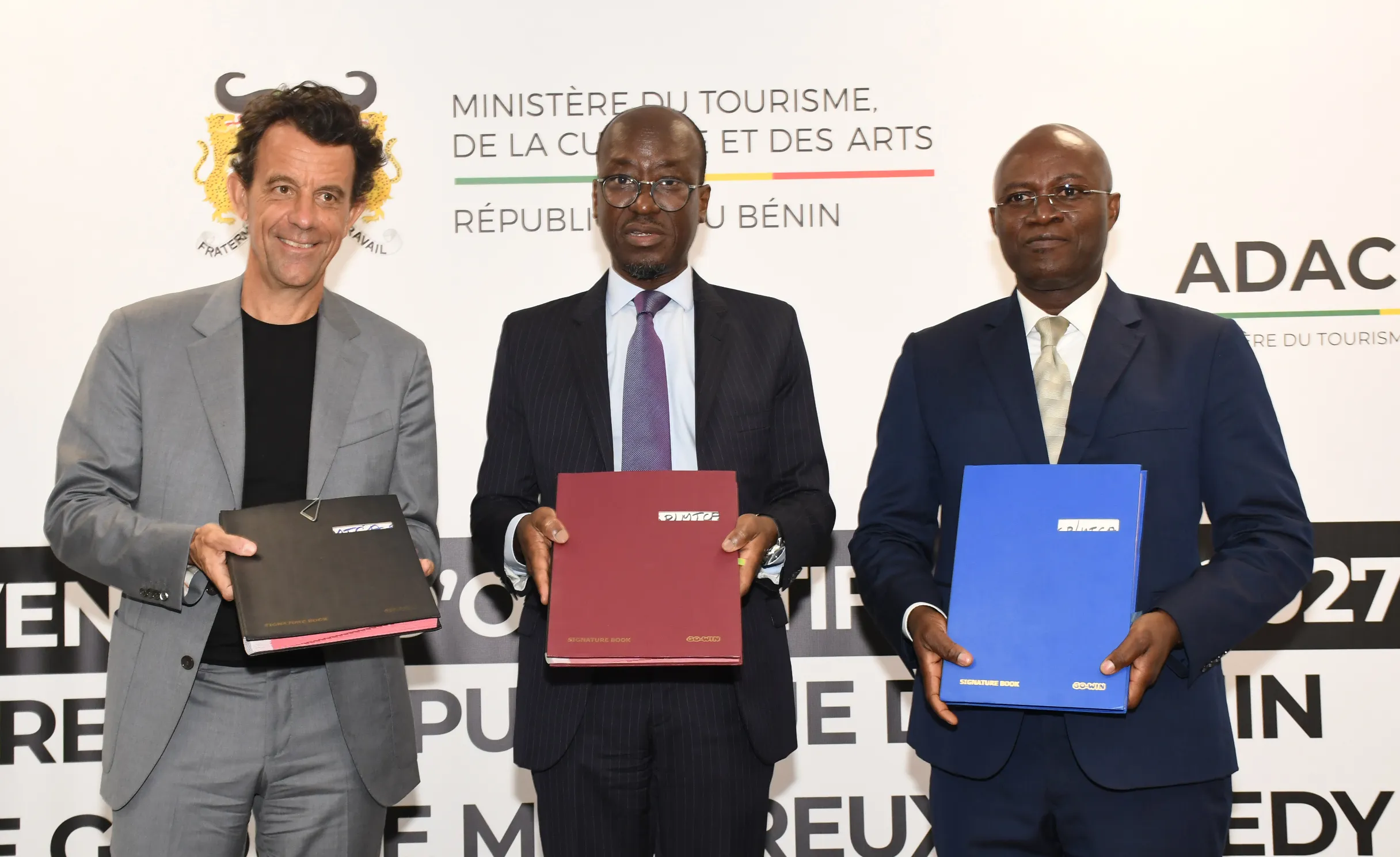 Signature des documents de la convention d’objectifs  entre le Bénin et Montreux Comedy