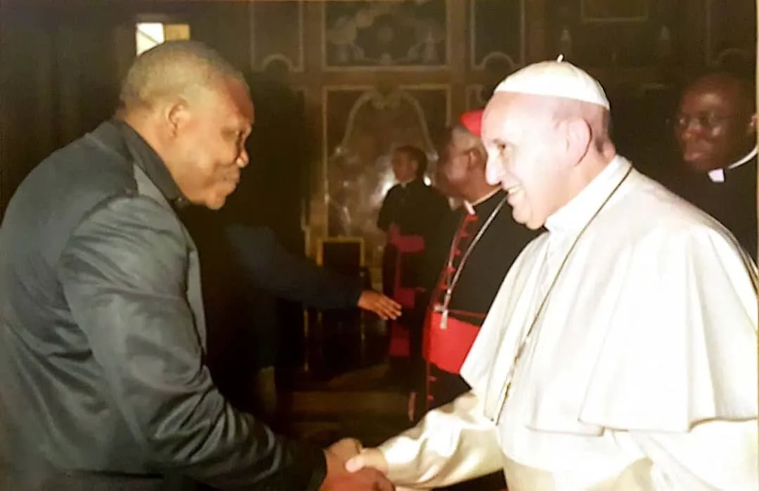 André Delorme Dansou saluant le Pape François