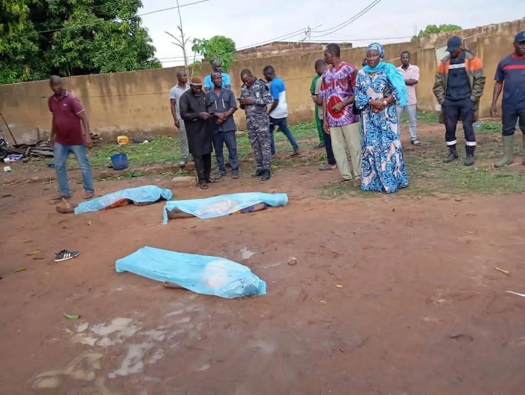 Supposée photo des trois personnes mortes foudroyées au Bénin. Bien que réelle, cette image n’a pas été prise au Bénin. Elle provient de la Côte d’Ivoire.