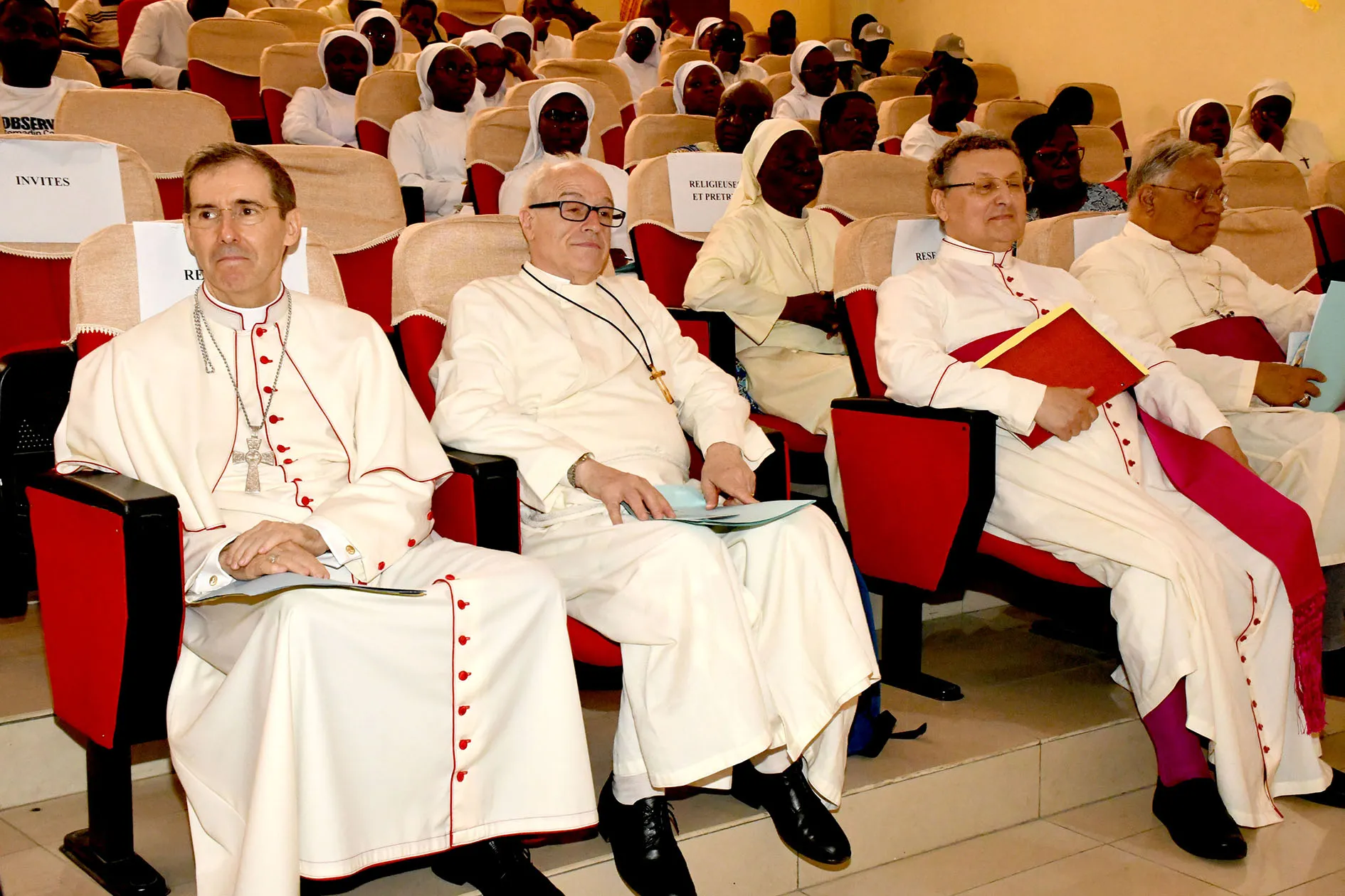 Par le baptême, les laïcs sont insérés dans le Christ