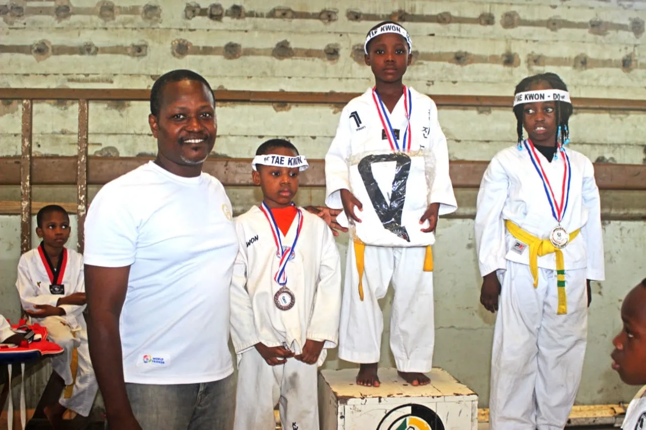 Médailles, attestations et récompenses décernées aux plus  méritants