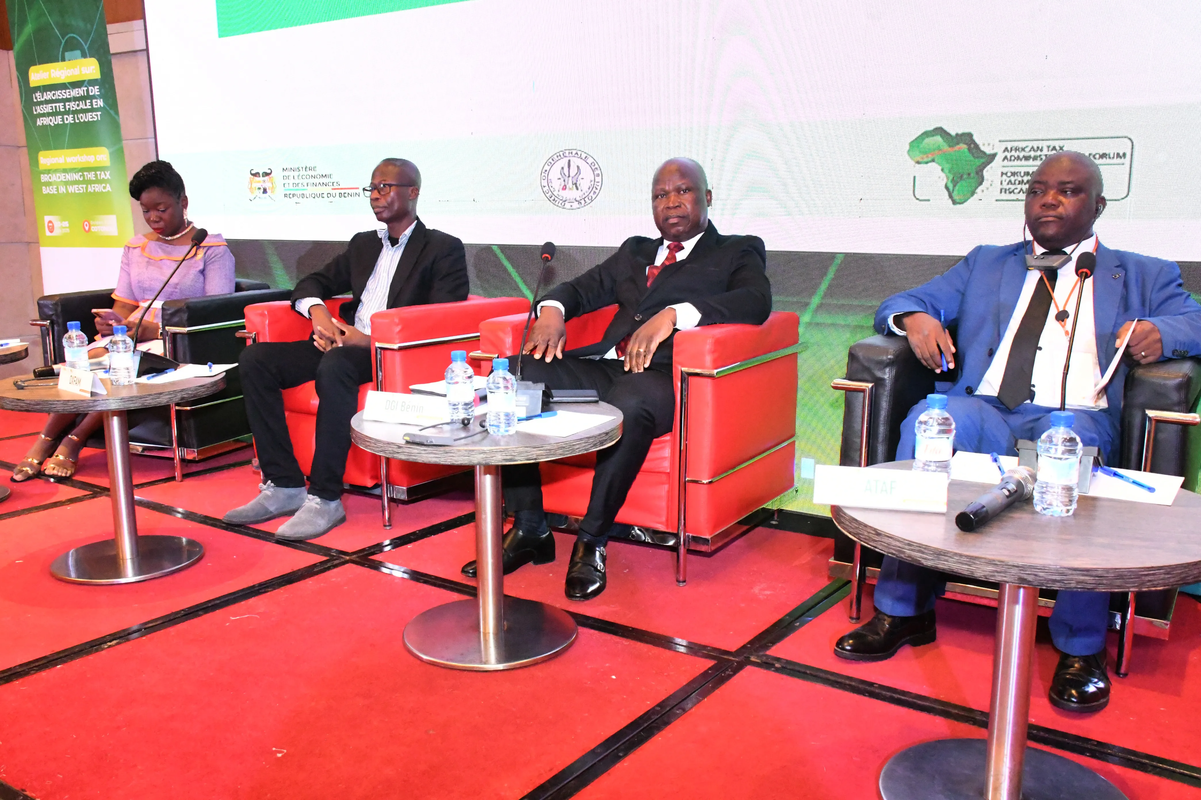 Des représentants d’administrations fiscales, de la société civile et d’organisations internationales  échangent sur l’élargissement de l’assiette fiscale