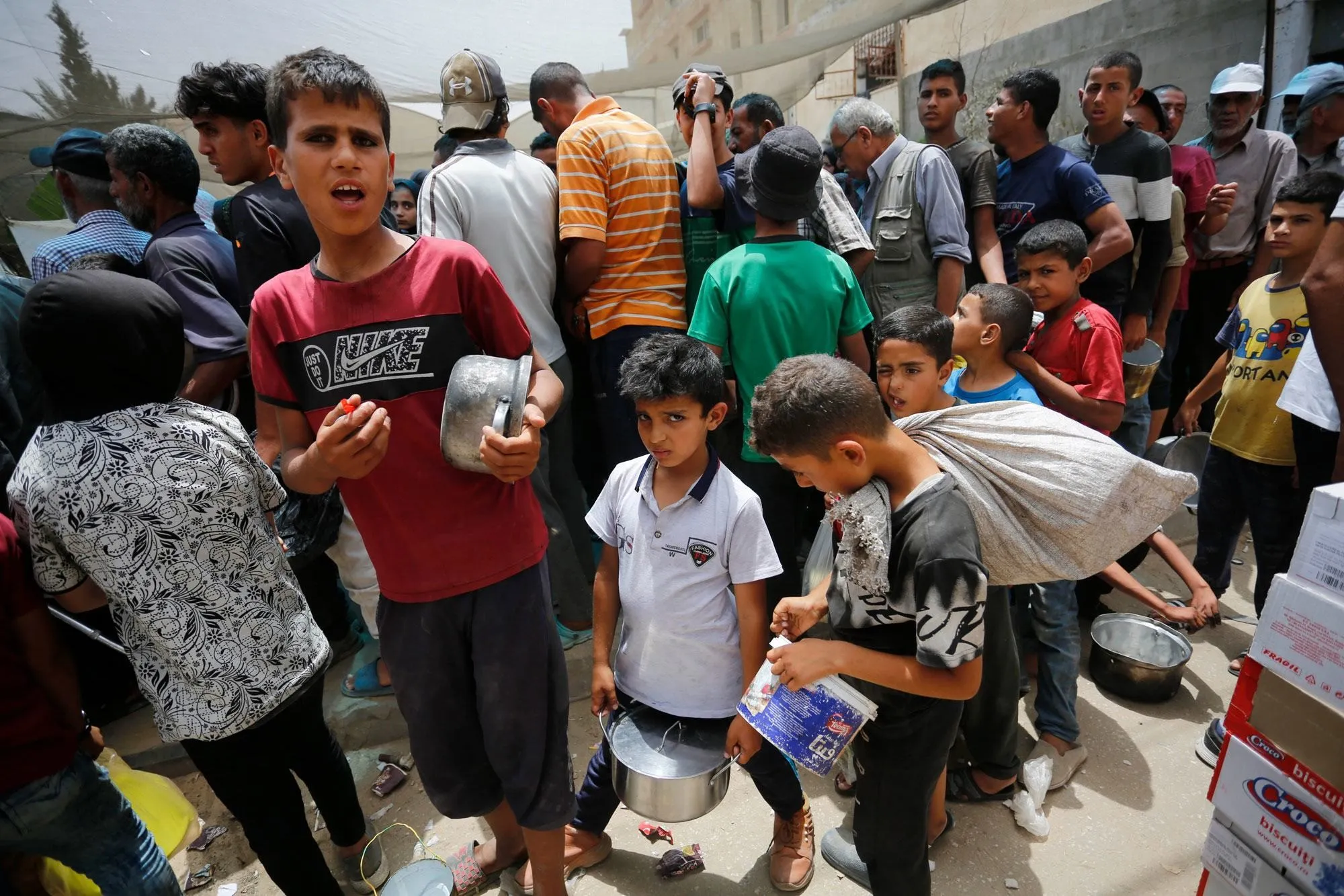 Des enfants font la queue pour obtenir de la nourriture à Gaza