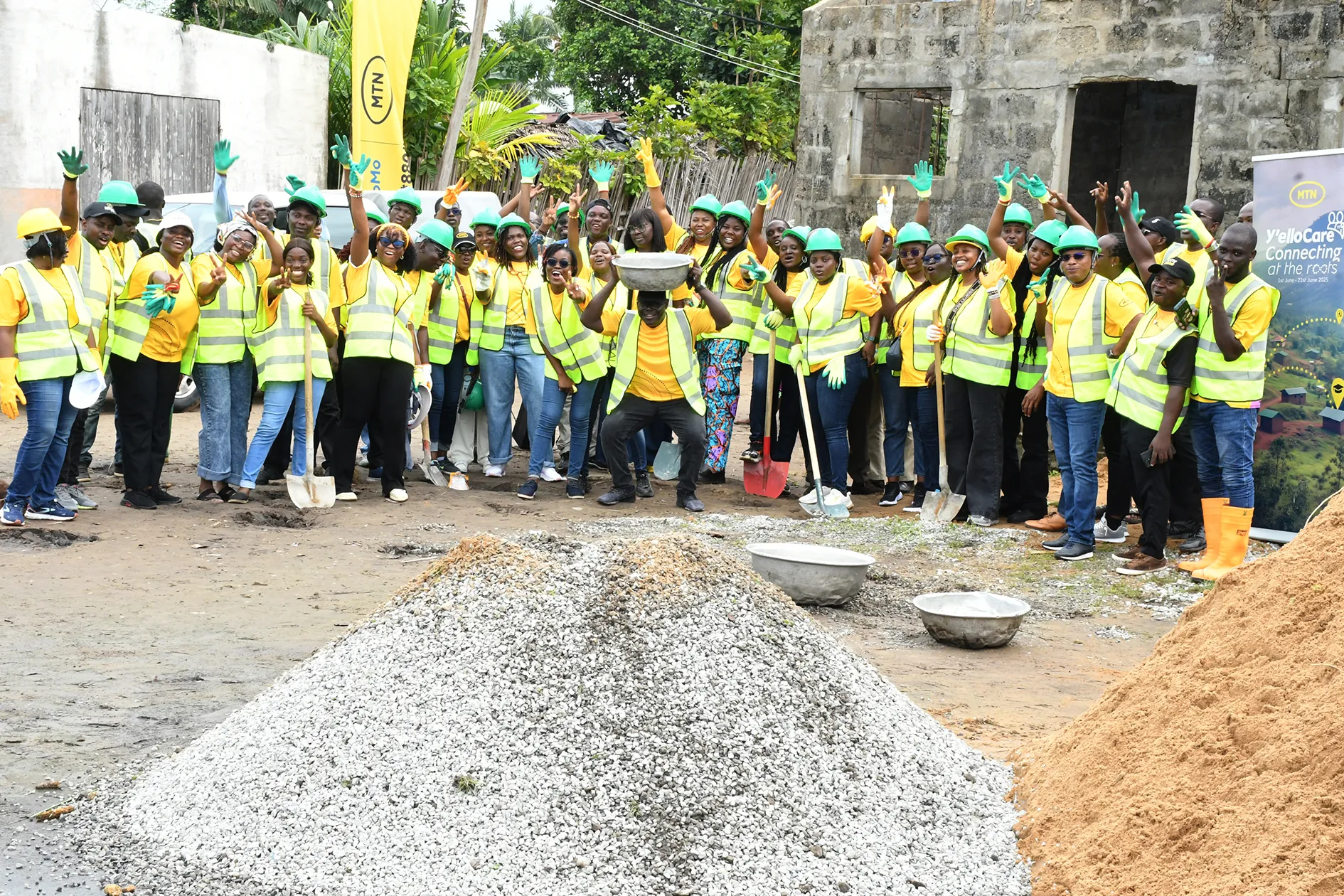 Tous les outils de chantiers disponibles ont été pris par le personnel de Mtn Bénin pour engager les premiers travaux
