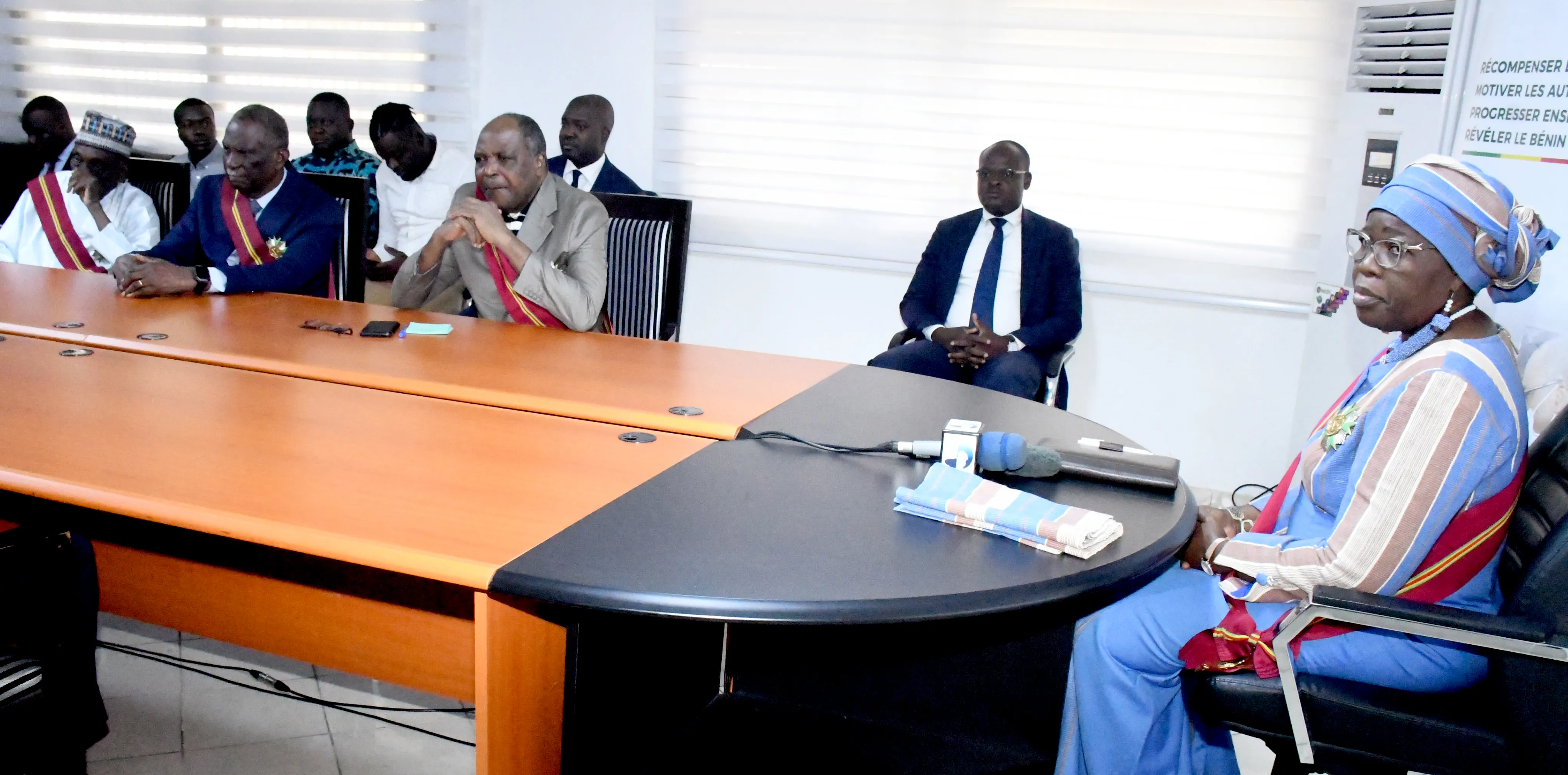 Les membres du Conseil des Ordres nationaux du Bénin entourés de leurs collaborateurs