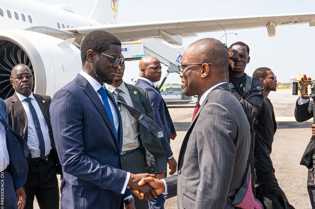 Le président de la République du Sénégal, Bassirou Diomaye Faye, est arrivé tout à l’heure à Cotonou, dans le cadre d’une visite officielle qui s’inscrit dans sa volonté affirmée de redynamiser les relations bilatérales entre son pays et le Bénin.