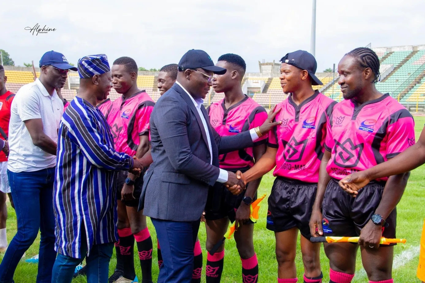 Les officiels saluant joueurs et arbitres avant le top de la saison du rugby à 7 au Bénin
