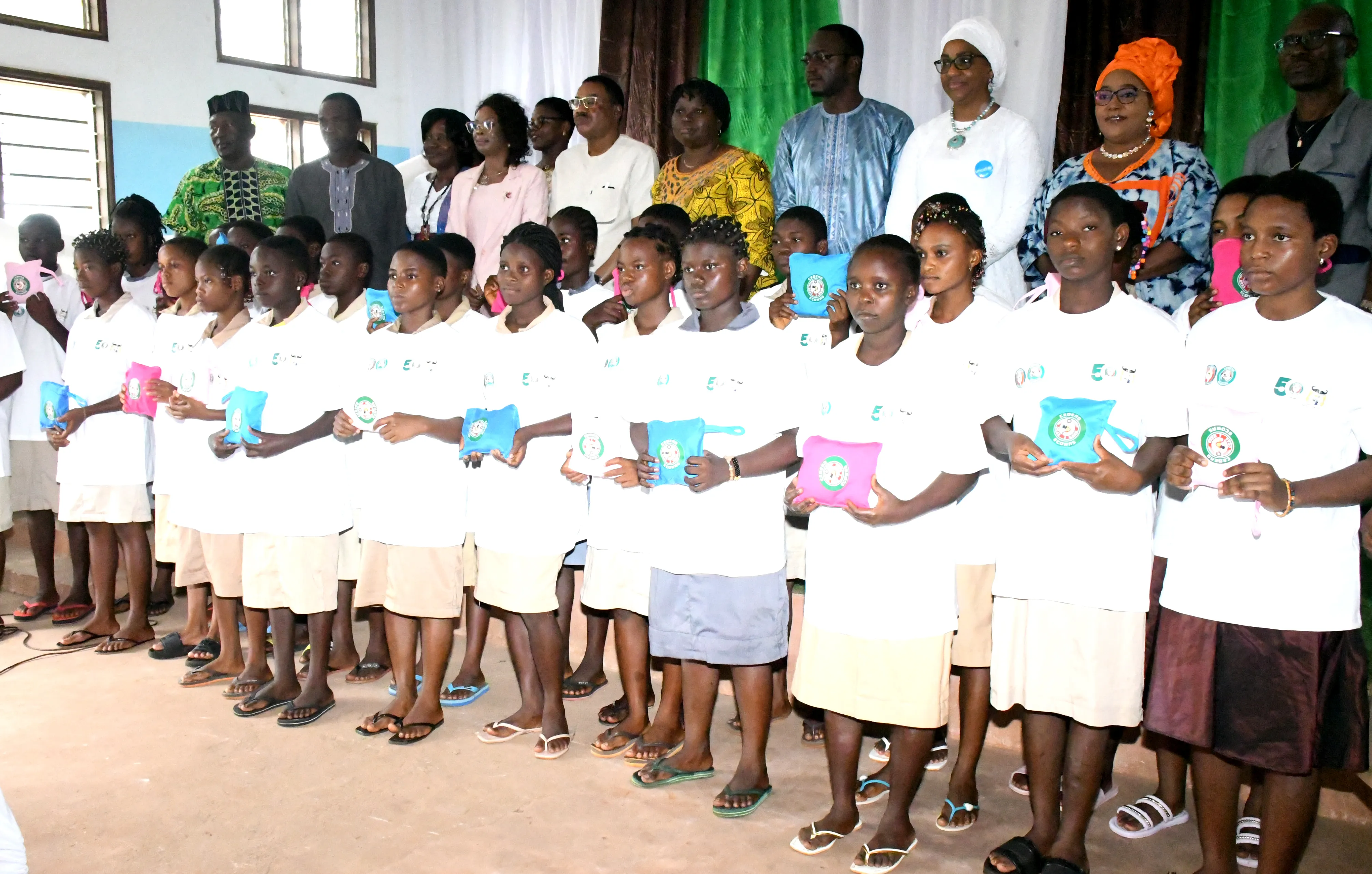 Les récipiendaires se réjouissant aux côtés des donateurs