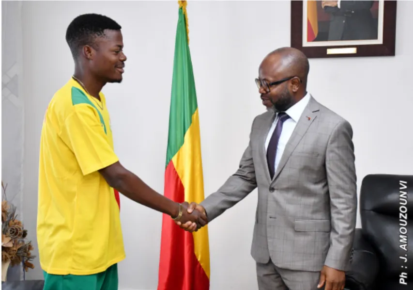 Marcel Gbétablé, champion du monde en tirs de précision, félicité par le président du Ces Conrad Gbaguidi