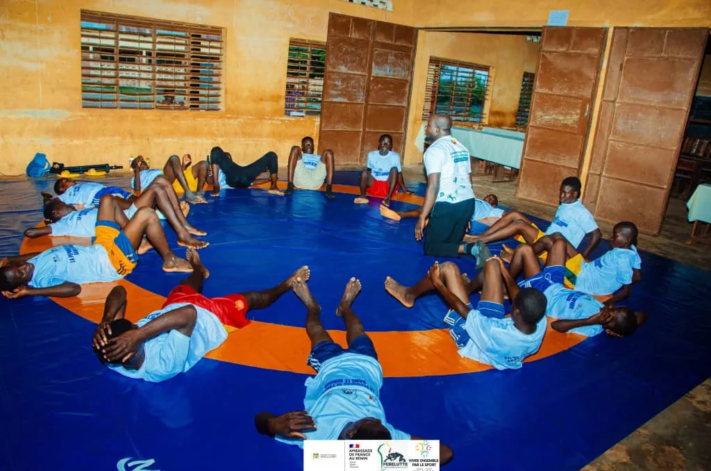 Vingt-cinq jeunes garçons, âgés de 14 à 16 ans et originaires de Nikki, ont eu l’opportunité d’être formés à la lutte olympique et à la lutte de plage au CEG 1 N’Dali, du 18 au 22 août 2025