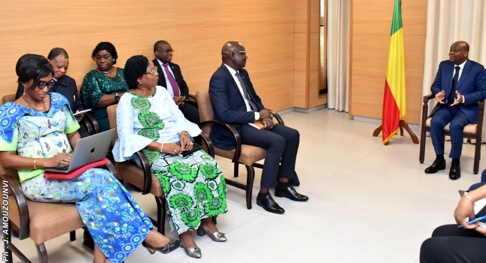 Le président de la Cour constitutionnelle échangeant avec la délégation  de la Commission béninoise des droits de l’Homme