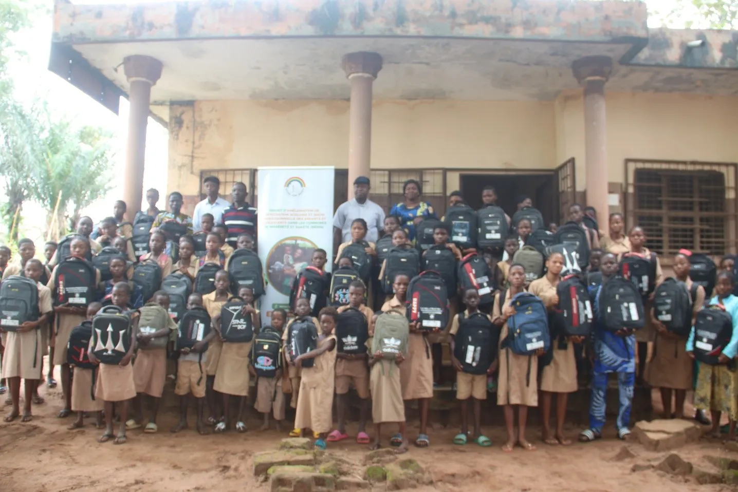 Des filles excellentes et enfants vulnérables dotés de fournitures pour la réussite  de leur année scolaire 2025-2026