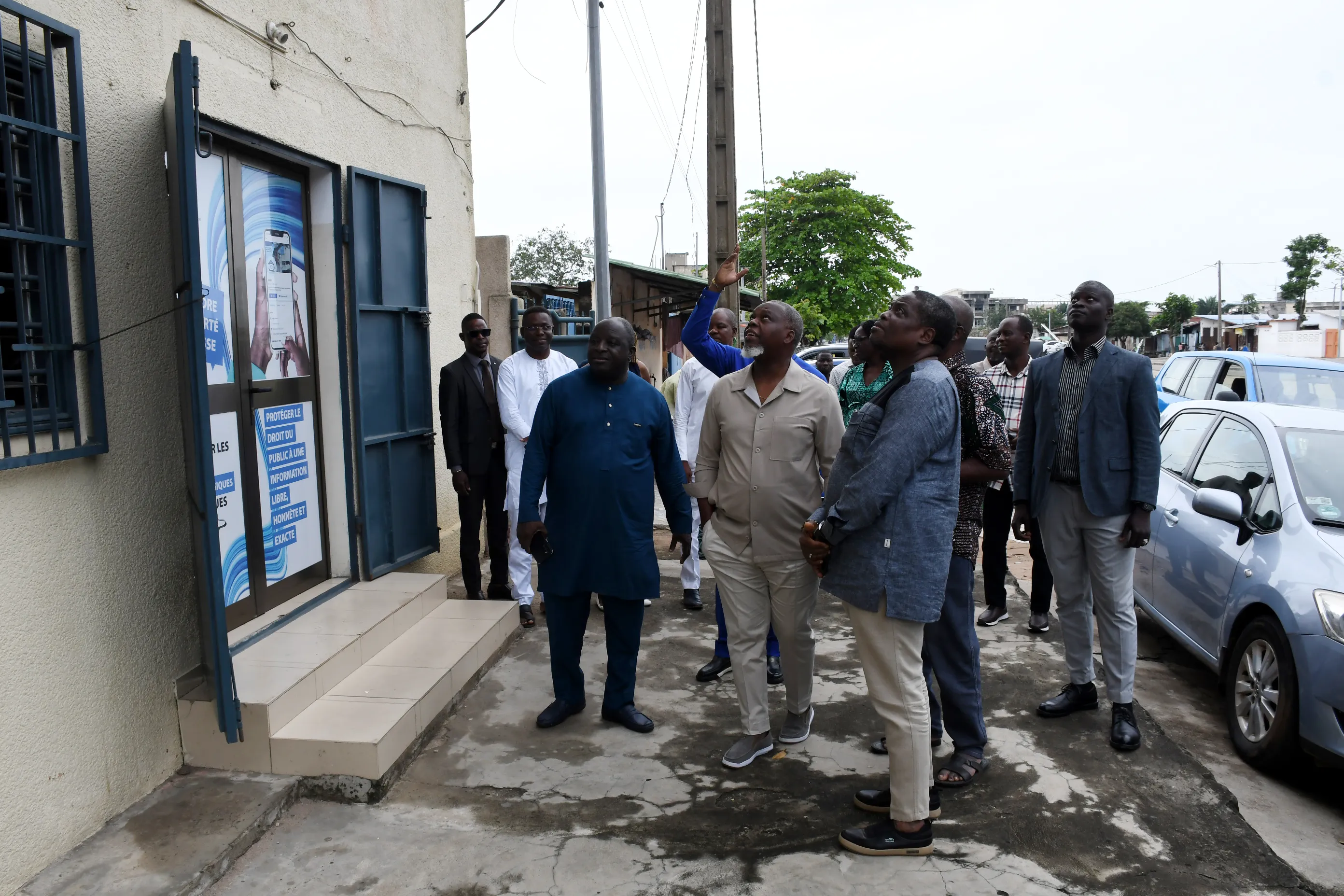 Edouard Loko et sa délégation constatant le niveau de ruine de la Maison des médias