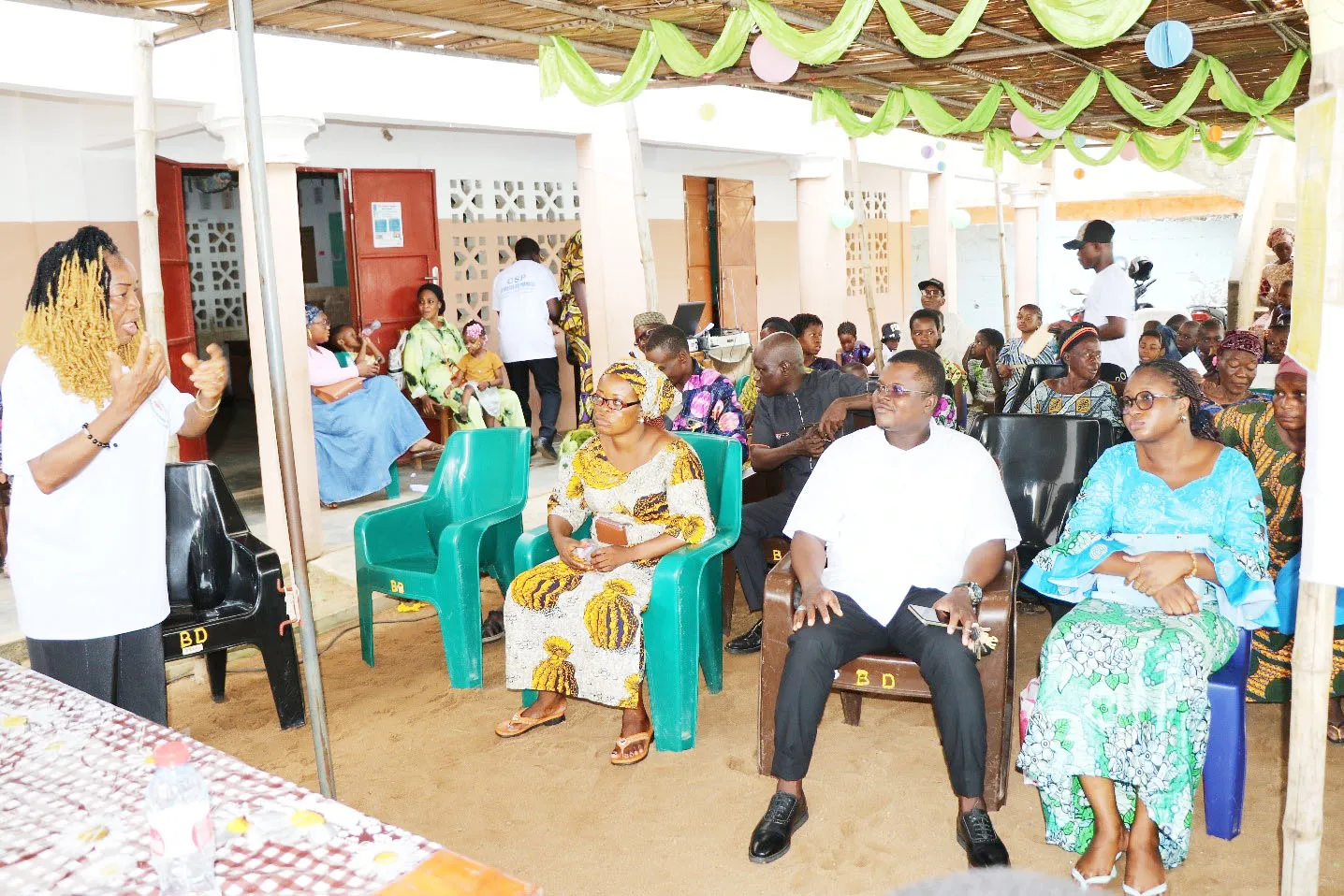 La promotrice de l’école, Isabelle Dassi Soakoudé (debout à gauche),  appuyant le collège de communicateurs