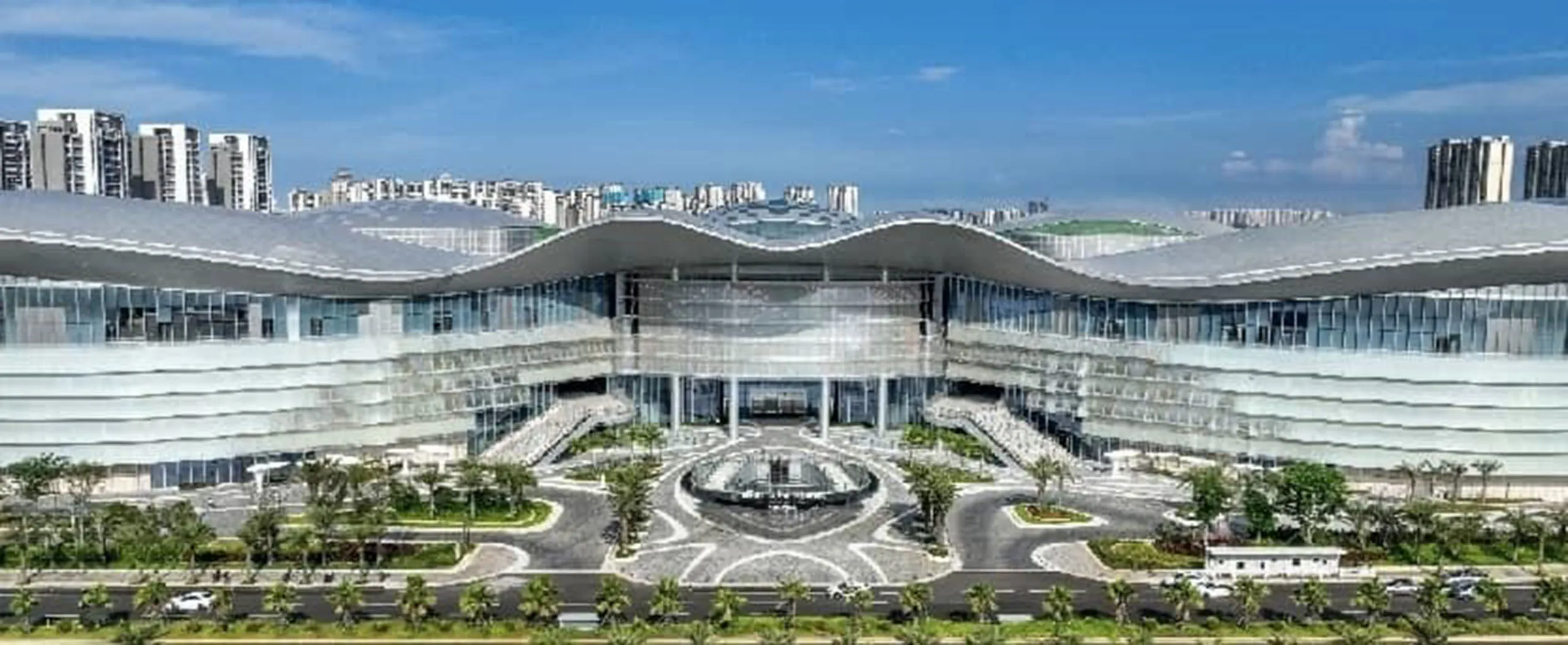 Avec l’introduction des opérations douanières spéciales, l'île s’ouvre davantage au monde et entend se positionner  comme une destination de tourisme et de consommation mondiale